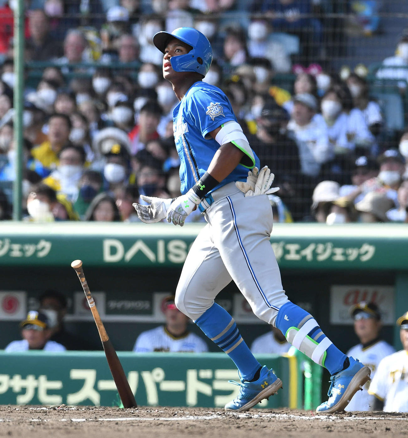 阪神対日本ハム　5回表日本ハム2死三塁、万波は左越え2点本塁打を放つ（撮影・岩下翔太）