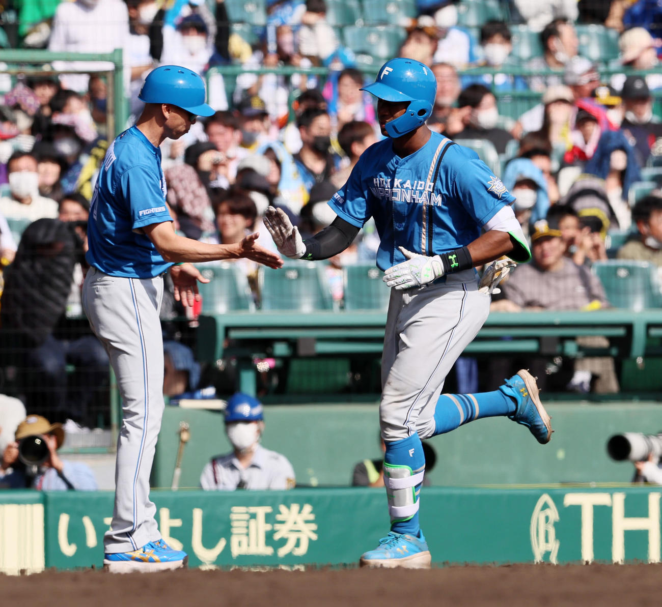 阪神対日本ハム　5回表日本ハム2死三塁、万波は左越え2点本塁打を放つ（撮影・加藤哉）