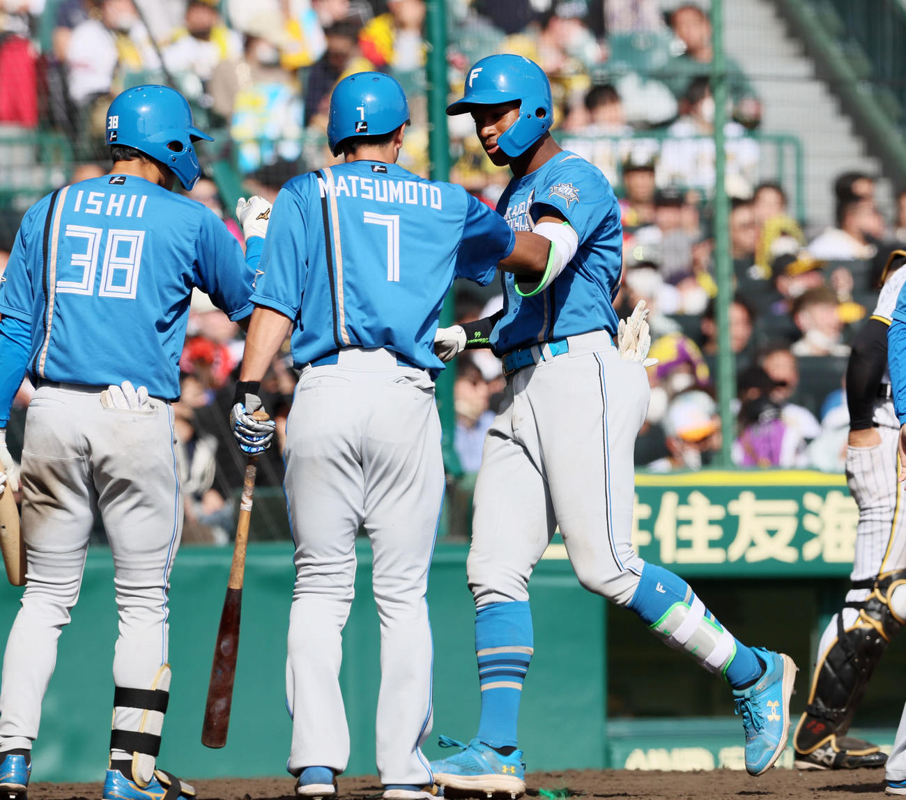 阪神対日本ハム　5回表日本ハム2死三塁、万波は左越え2点本塁打を放ち生還（撮影・加藤哉）