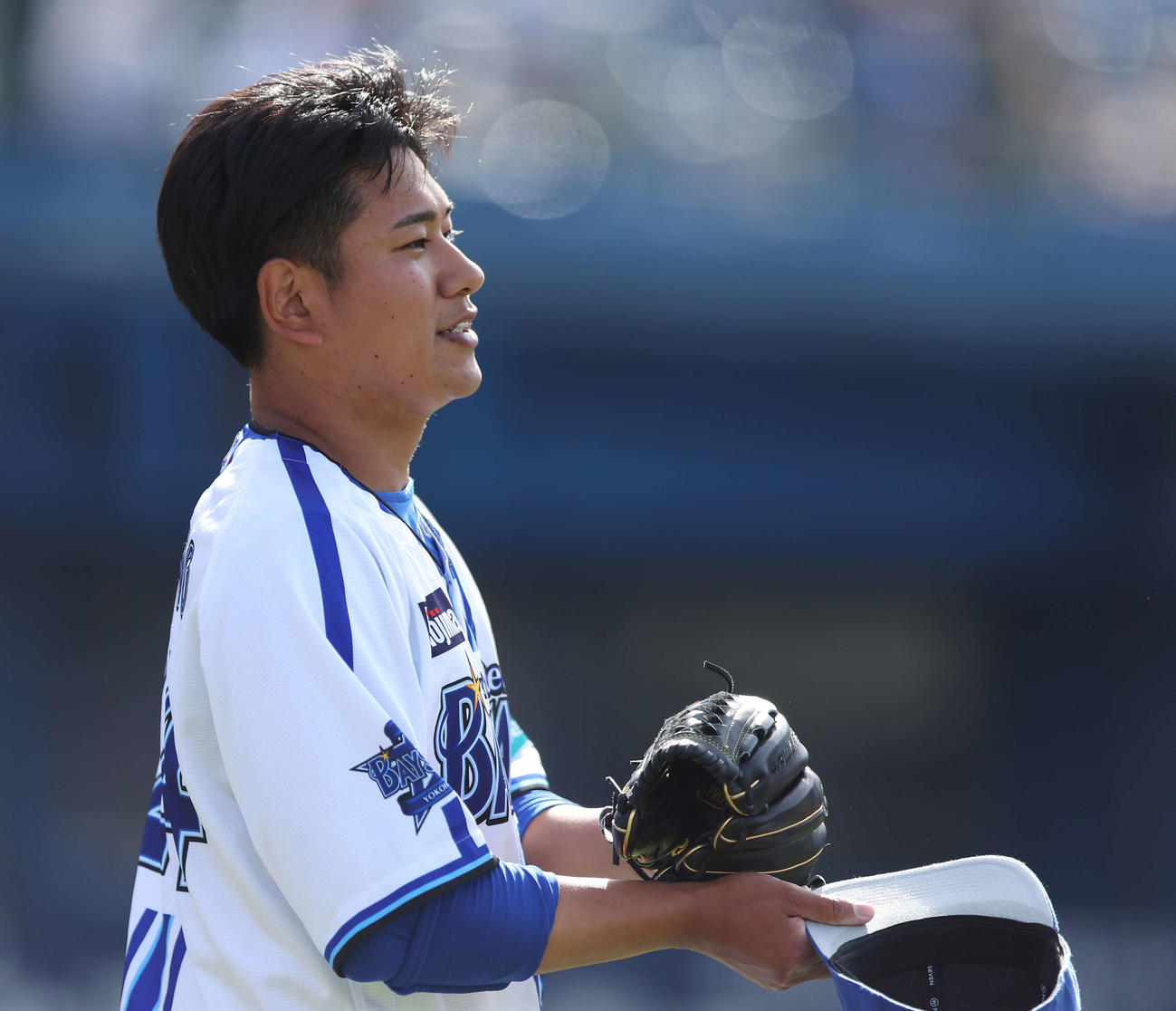 DeNA対中日　5回表を抑え、ナインを迎える吉野（撮影・河田真司）