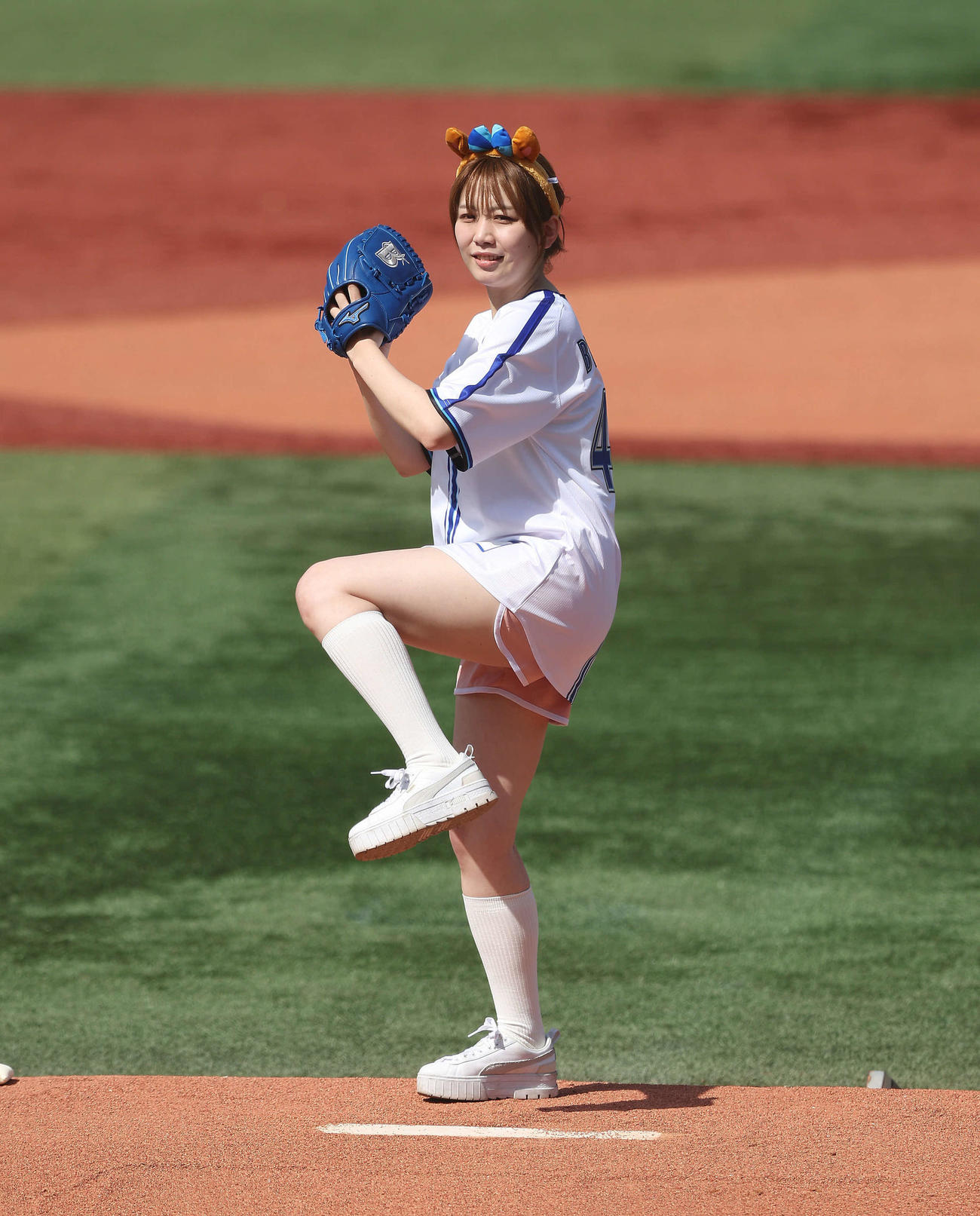 DeNA対中日　試合開始前、始球式に臨むポンコツびぃちゃん（撮影・河田真司）