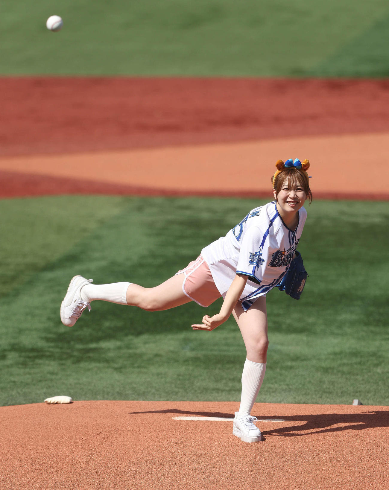 DeNA対中日　試合開始前、始球式に臨むポンコツびぃちゃん（撮影・河田真司）