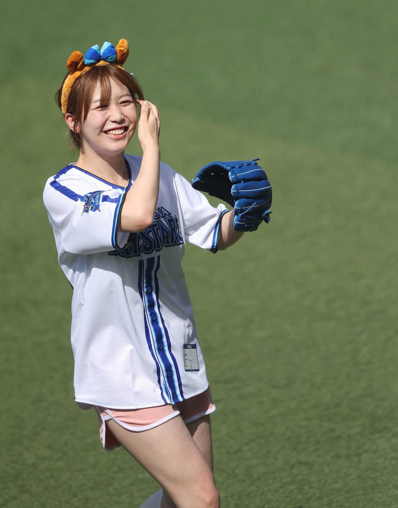 DeNA対中日　試合開始前、始球式を終えるポンコツびぃちゃん（撮影・河田真司）