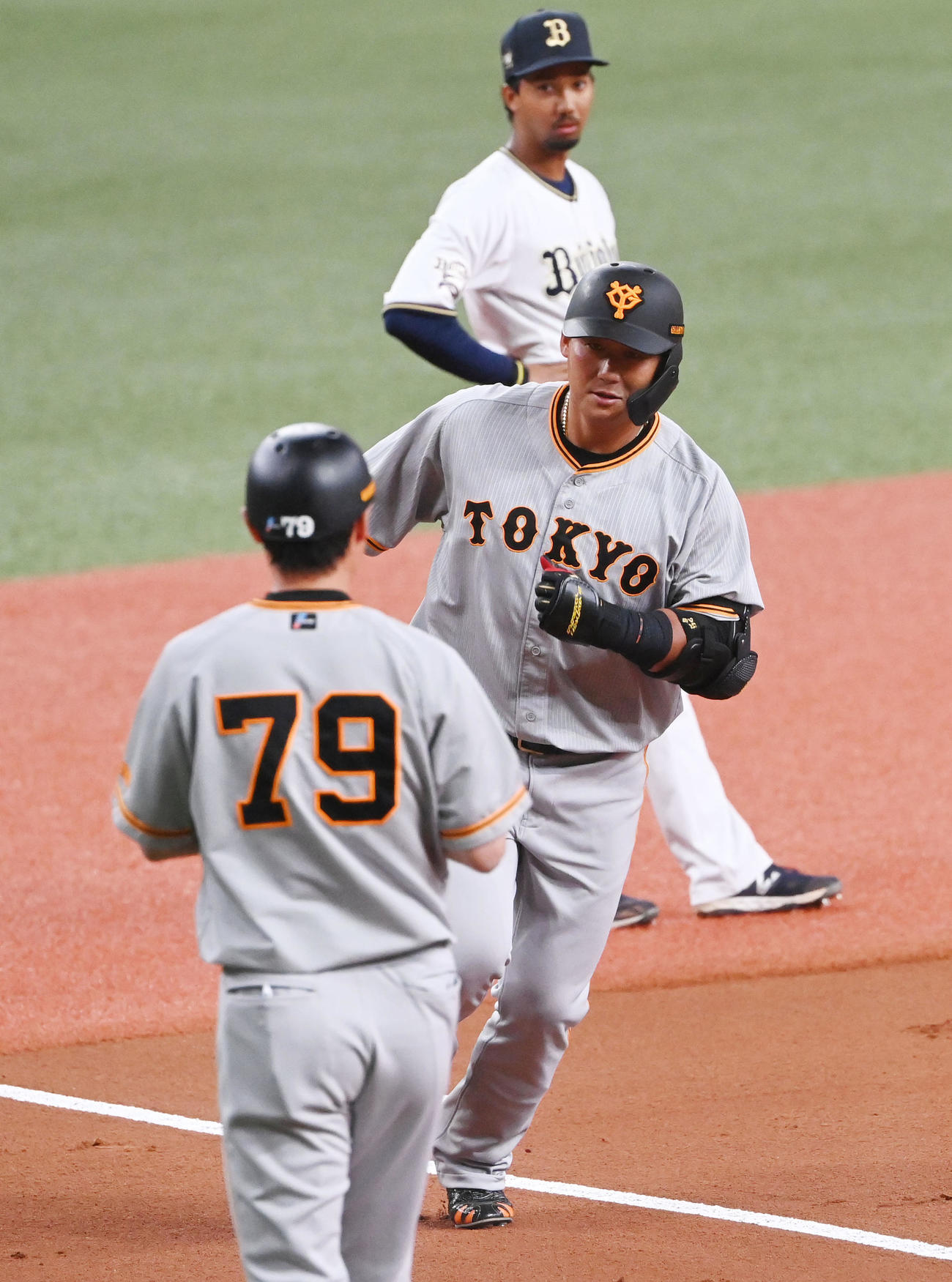 オリックス対巨人　1回表巨人1死二塁、右越え本塁打を放ち三塁を回る中田（撮影・和賀正仁）