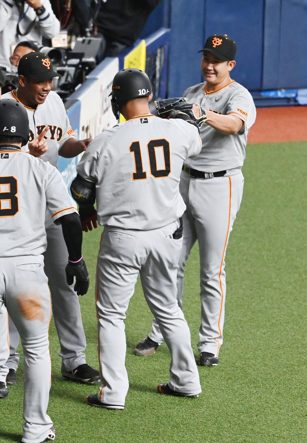 オリックス対巨人　1回表巨人1死二塁、右越え本塁打を放った中田は菅野（右）らナインとタッチを交わす（撮影・和賀正仁）