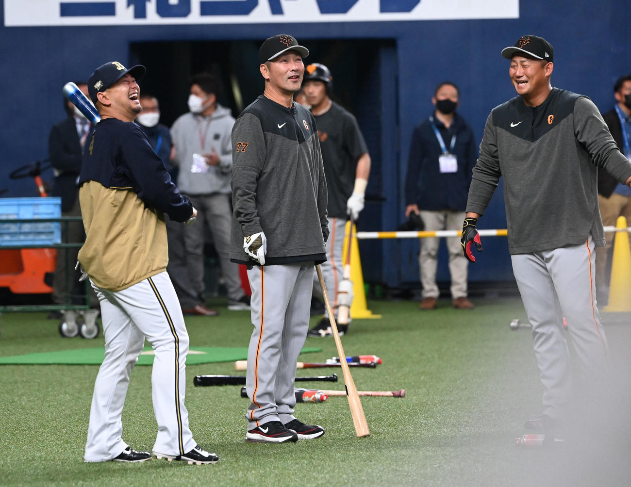 オリックス対巨人　試合前、談笑する左からオリックス森、巨人元木、中田（撮影・和賀正仁）