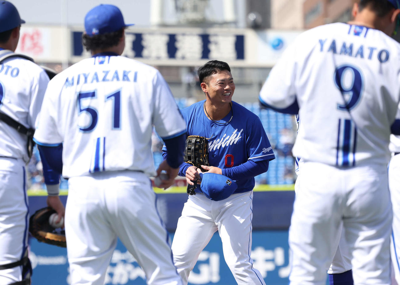 DeNA対中日　試合前、DeNAの選手と言葉を交わす中日細川（撮影・河田真司）