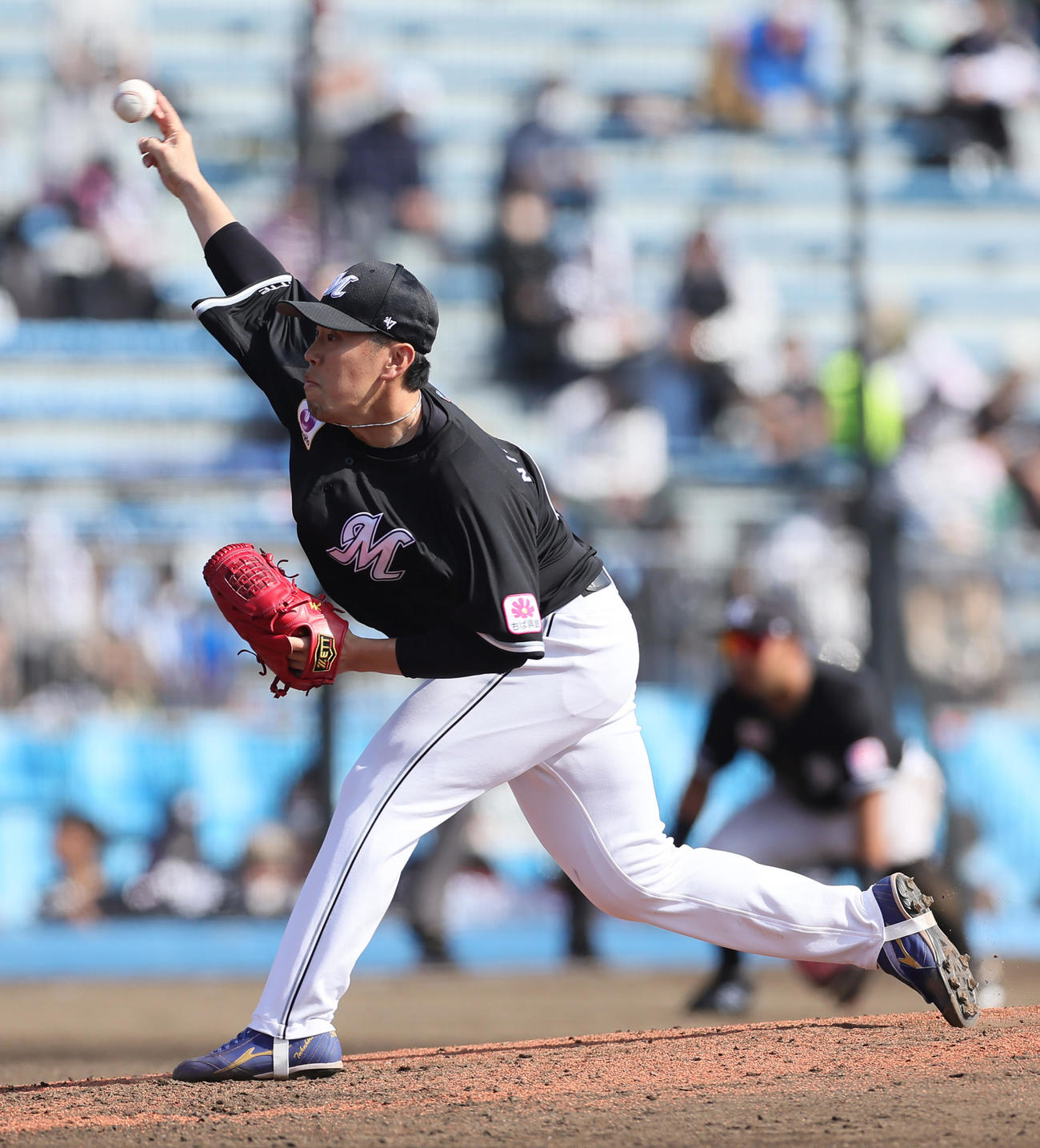 楽天対ロッテ　ロッテ2番手の西村（撮影・足立雅史）