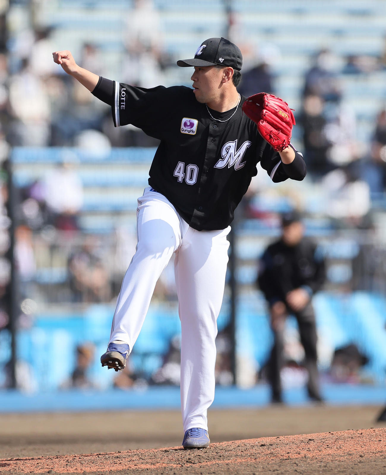 楽天対ロッテ　ロッテ2番手の西村（撮影・足立雅史）