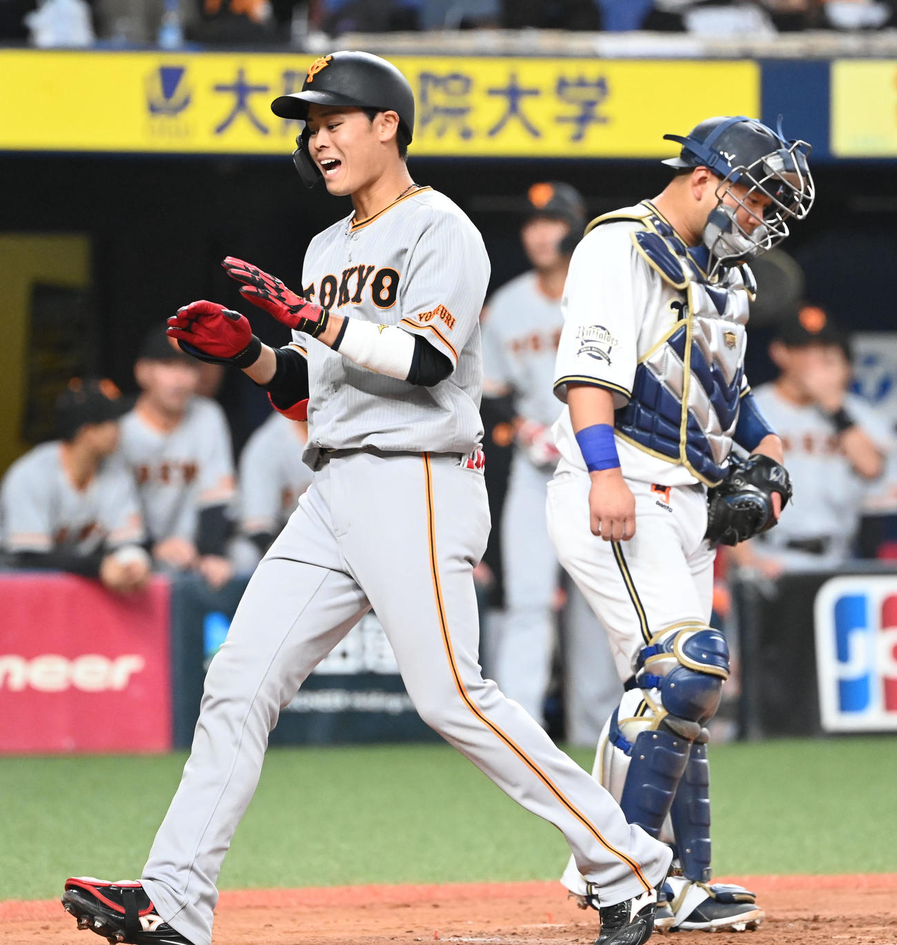 オリックス対巨人　8回表巨人2死、右越え本塁打を放ち生還する中山（撮影・和賀正仁）