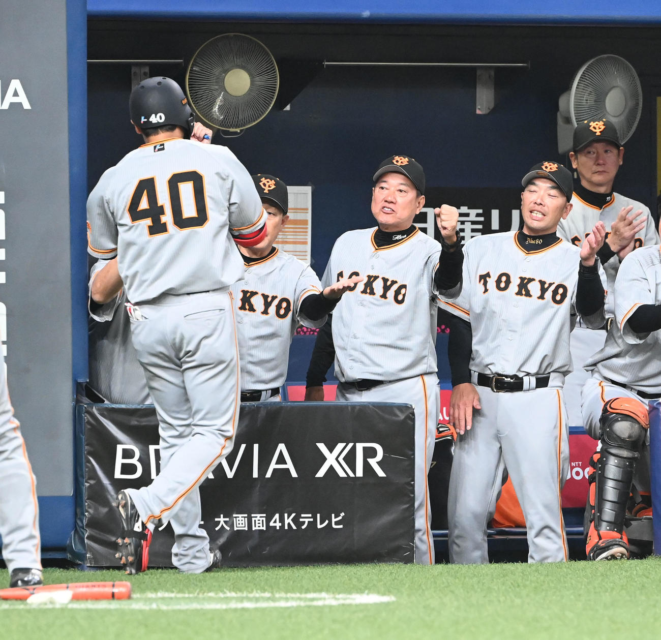 オリックス対巨人　8回表巨人2死、右越え本塁打を放った中山は原監督らの出迎えを受ける（撮影・和賀正仁）