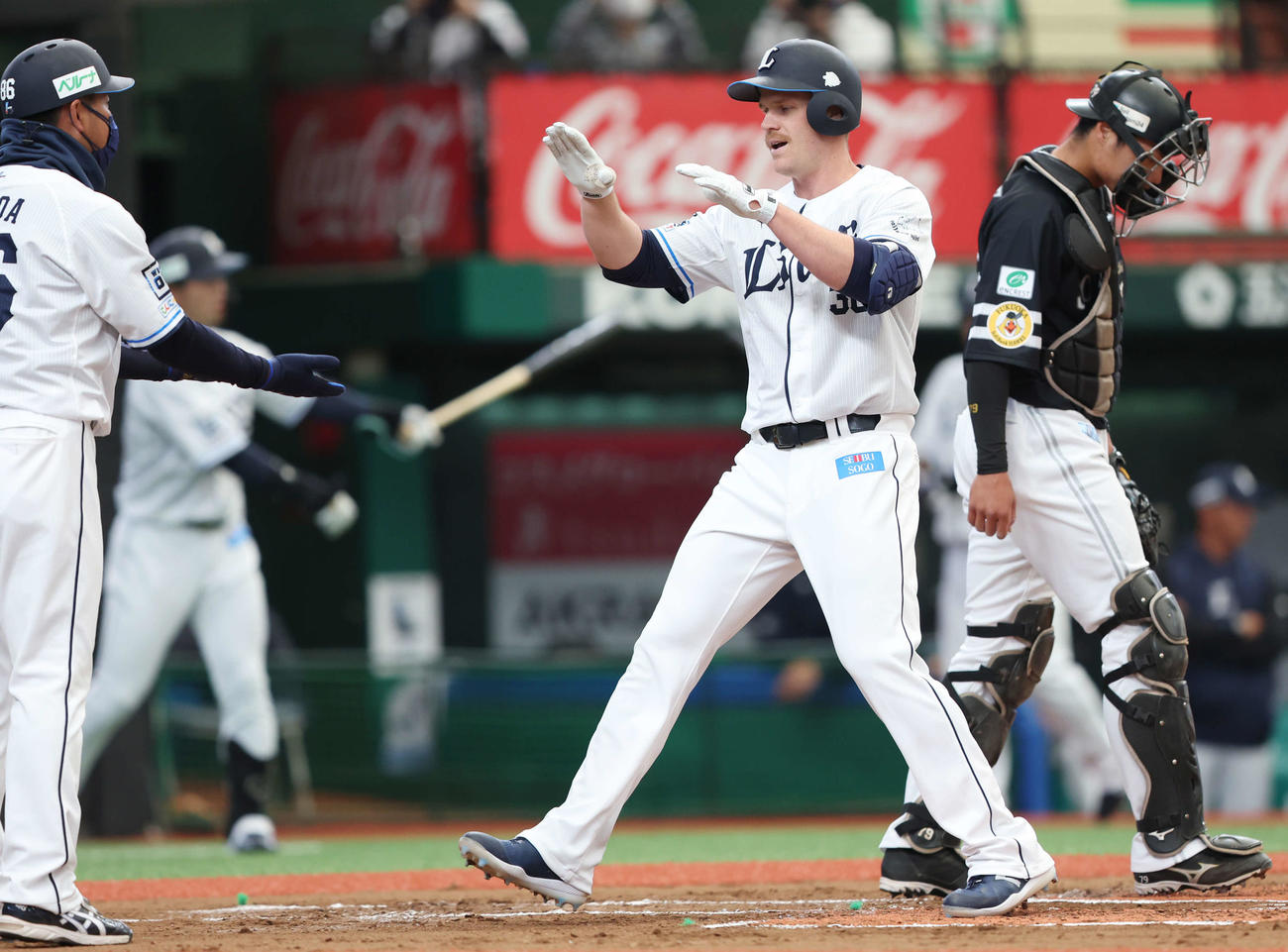 西武対ソフトバンク　1回裏西武1死、左越え先制ソロ本塁打を放ち、タッチするマキノン（中央）（撮影・宮地輝）