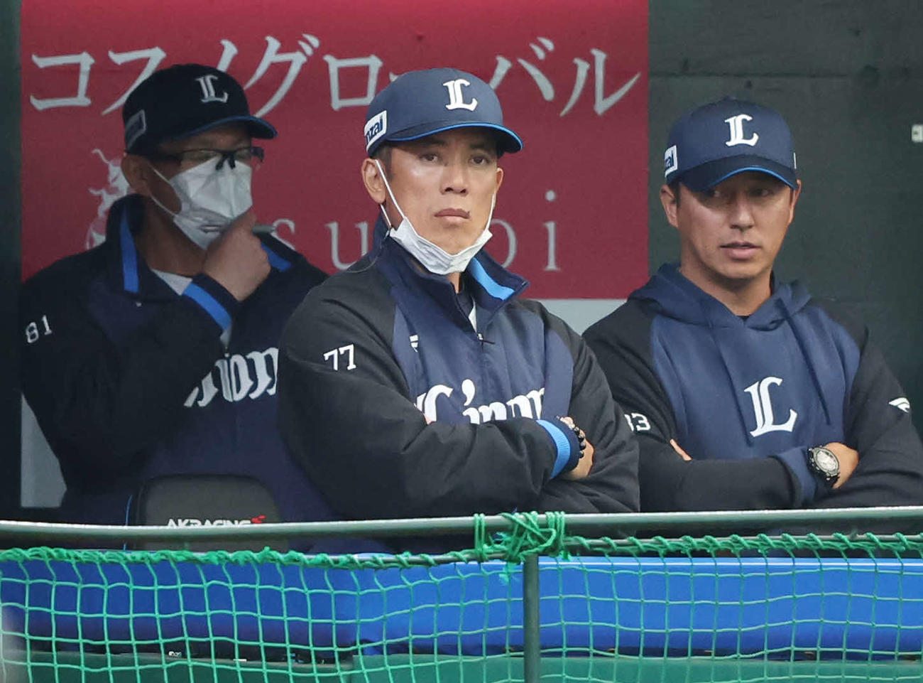 西武対ソフトバンク　6回表、戦況を見つめる西武松井監督（中央）（撮影・宮地輝）