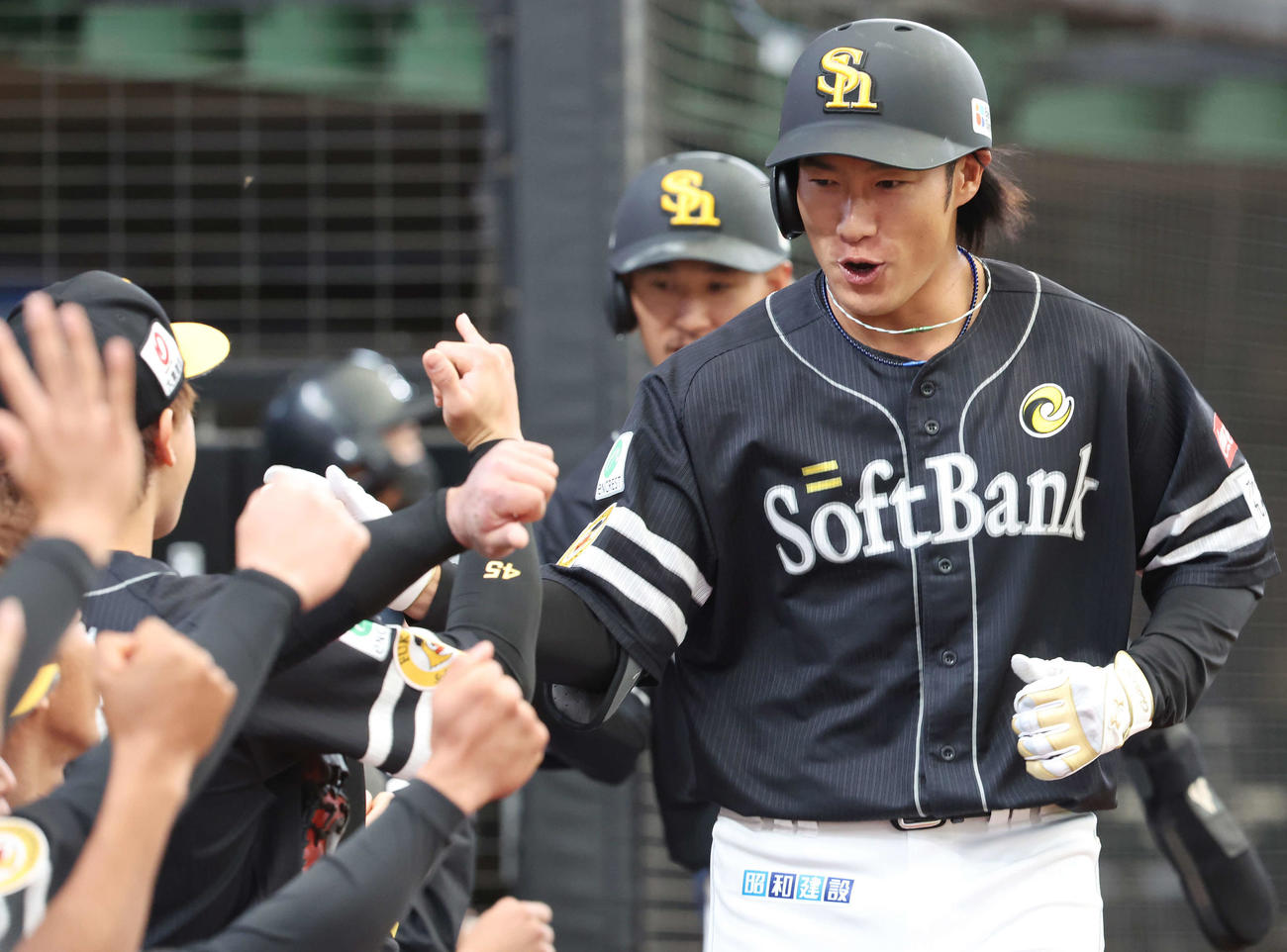 西武対ソフトバンク　3回表ソフトバンク無死二塁、逆転の中越え2点本塁打を放ち、タッチを交わす柳田（撮影・宮地輝）