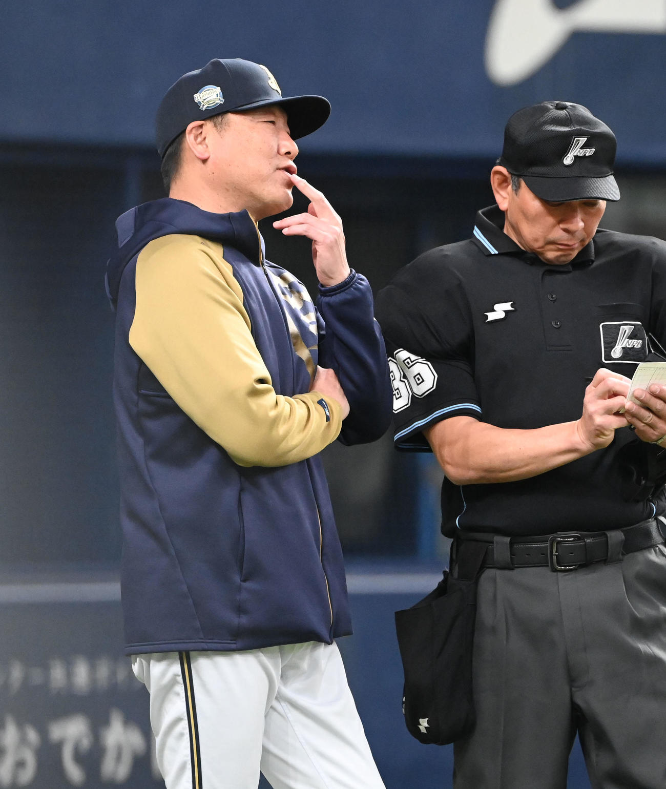 オリックス対巨人　5回を終え、選手の交代を告げるオリックス中嶋監督（撮影・和賀正仁）