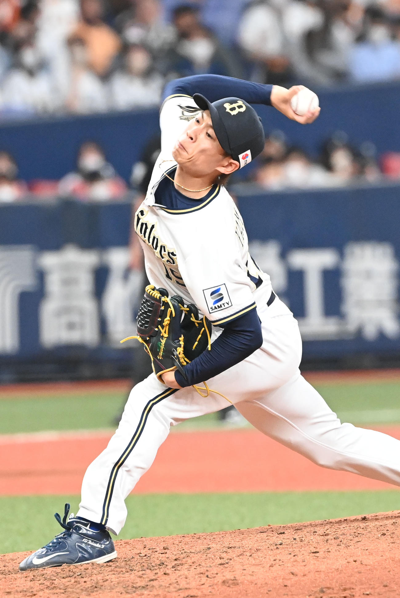 オリックス対巨人　6回から2番手で登板し力投するオリックス山岡（撮影・和賀正仁）