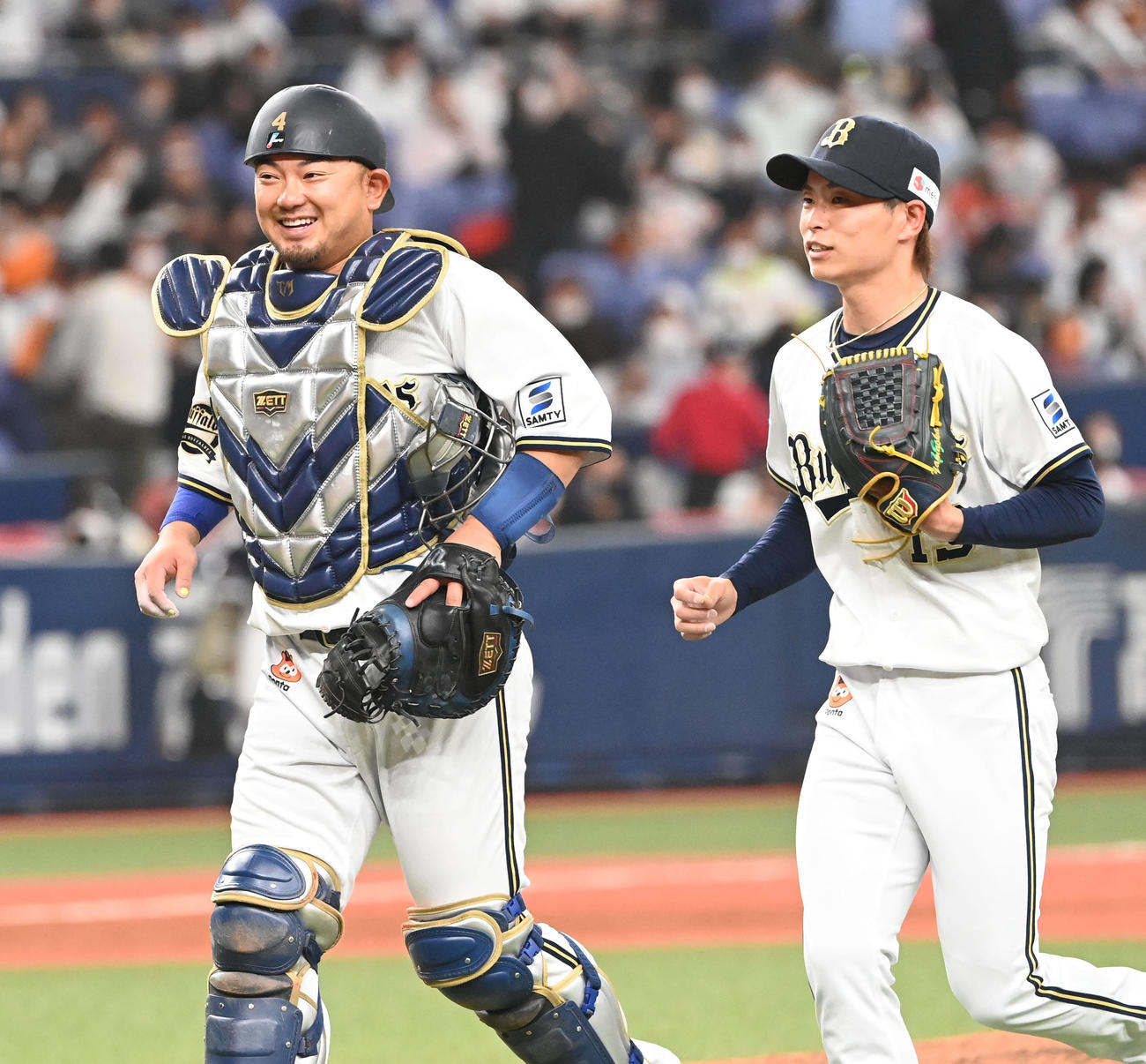 オリックス対巨人　巨人に勝利し笑顔で引き揚げる森（左）と山岡（撮影・和賀正仁）