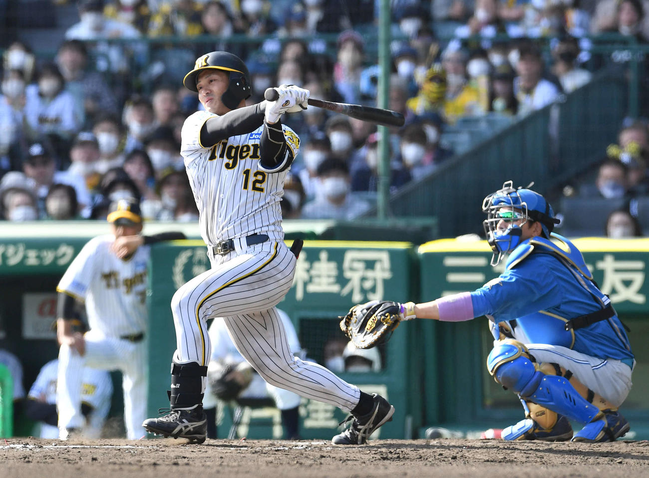 阪神対日本ハム　5回裏阪神2死二、三塁、坂本は左前2点適時打を放つ（撮影・岩下翔太）