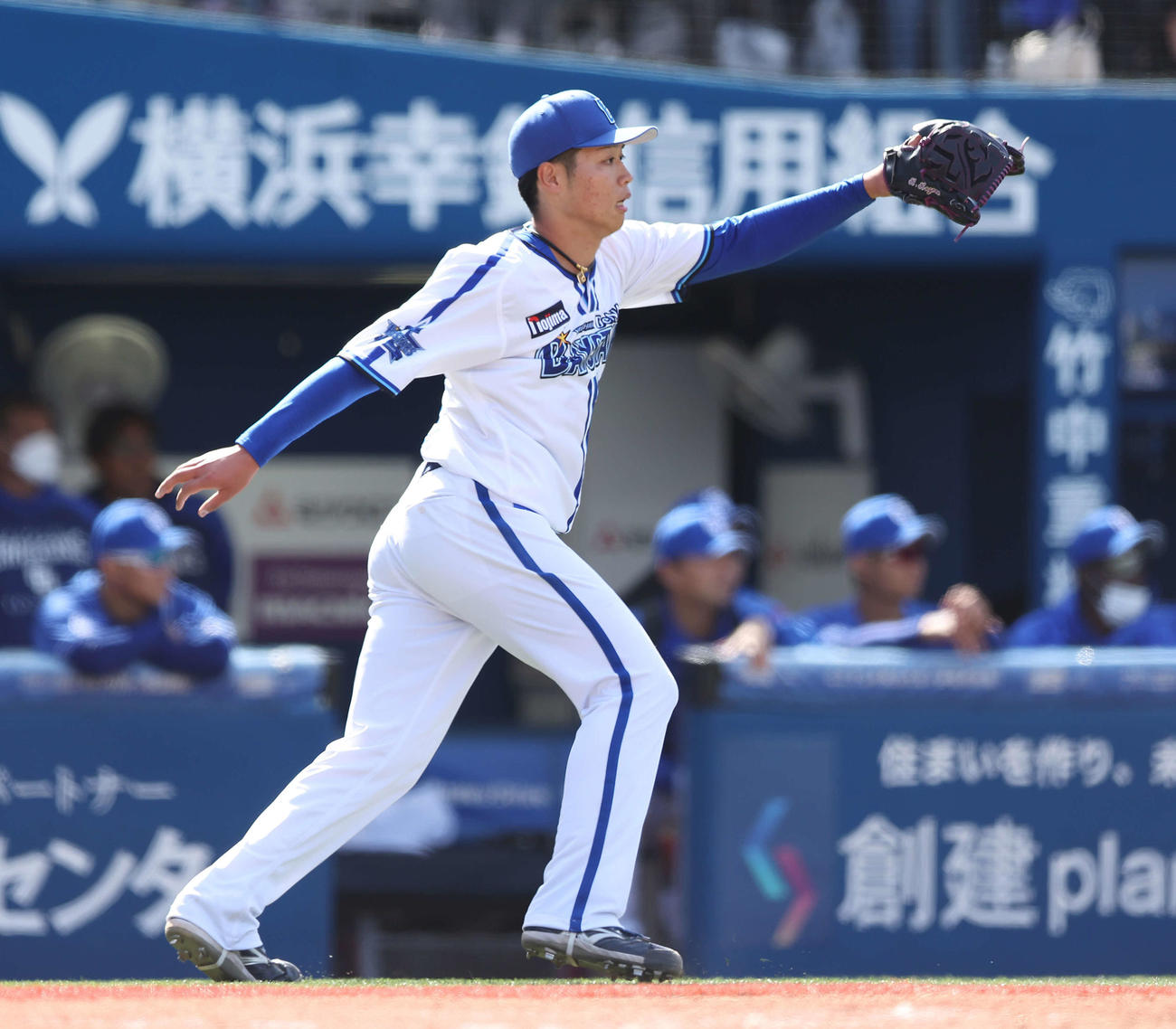 DeNA対中日　3回表中日2死一、二塁、福永に右前適時打を浴び、ベースカバーに入る小園（撮影・河田真司）