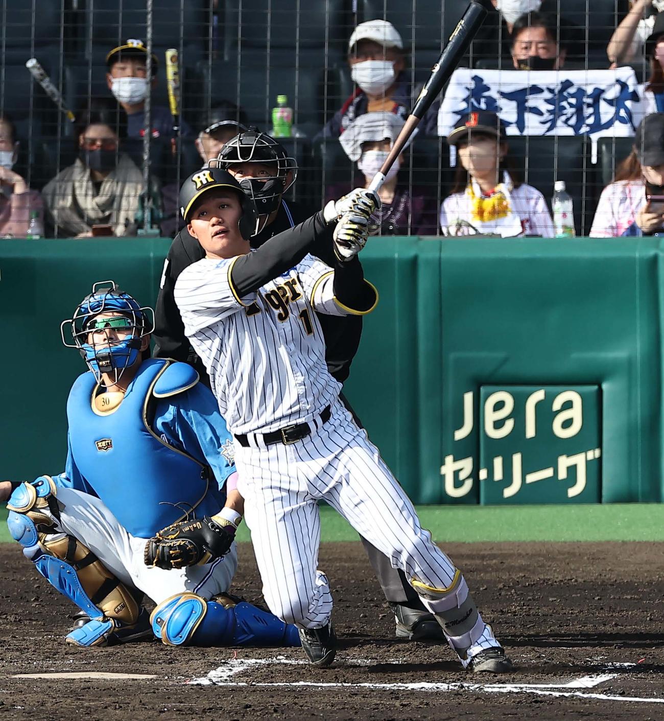 阪神対日本ハム　6回裏阪神1死二塁、森下は右前打を放つ（撮影・上田博志）