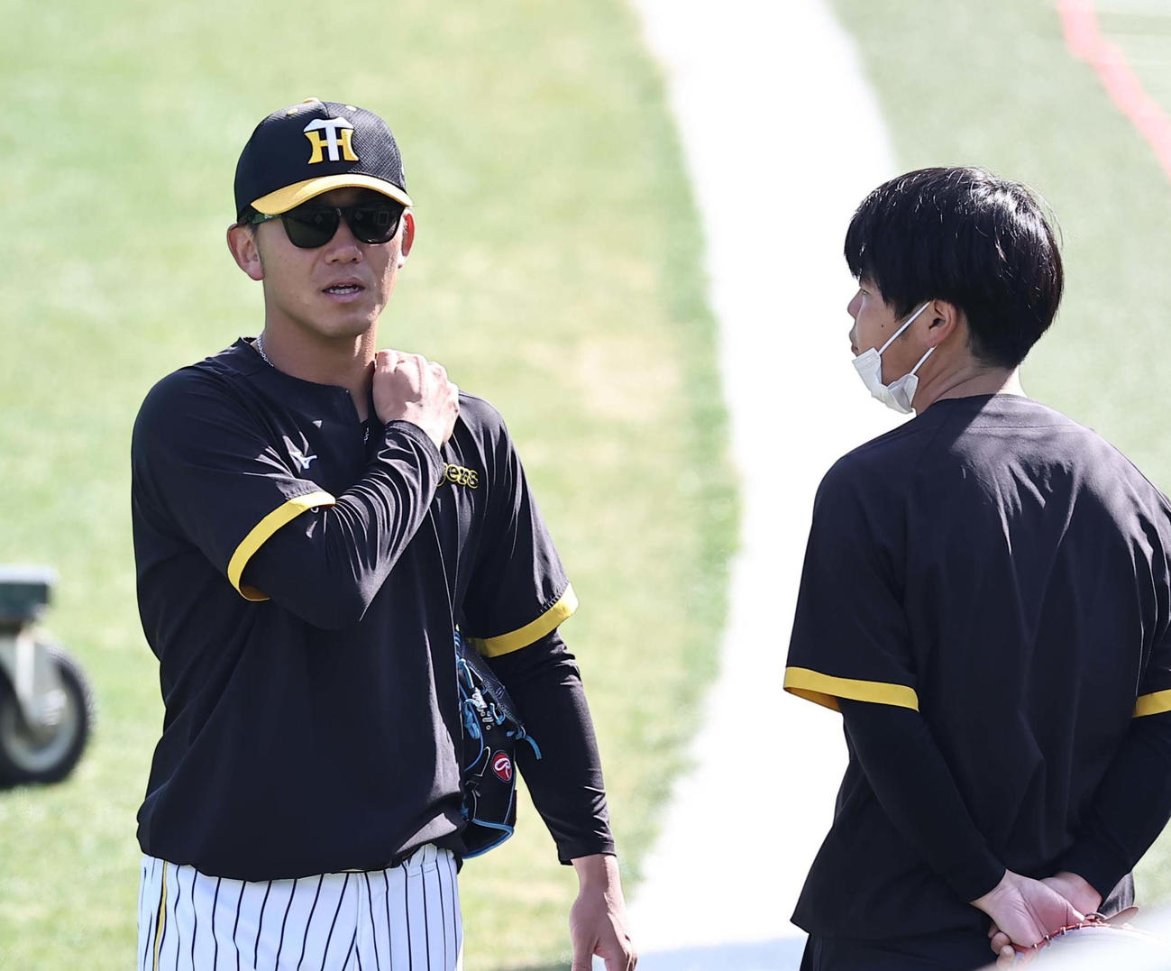 伊藤将は左肩を押さえて確認する（撮影・上田博志）