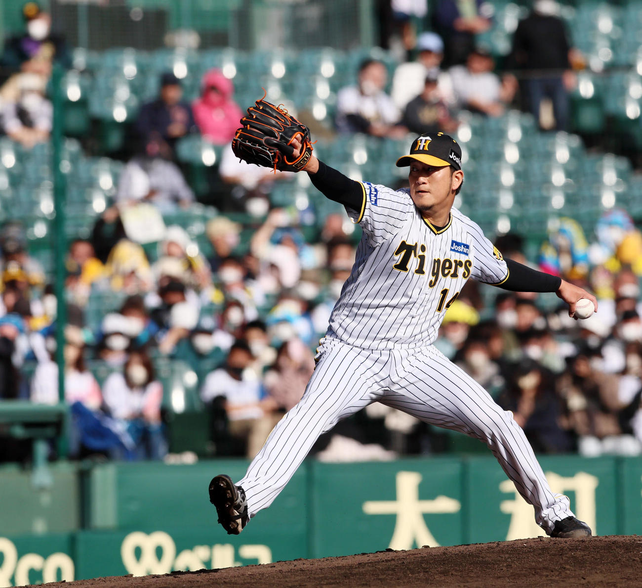 6回表、阪神2番手で登板する岩貞（撮影・加藤哉）