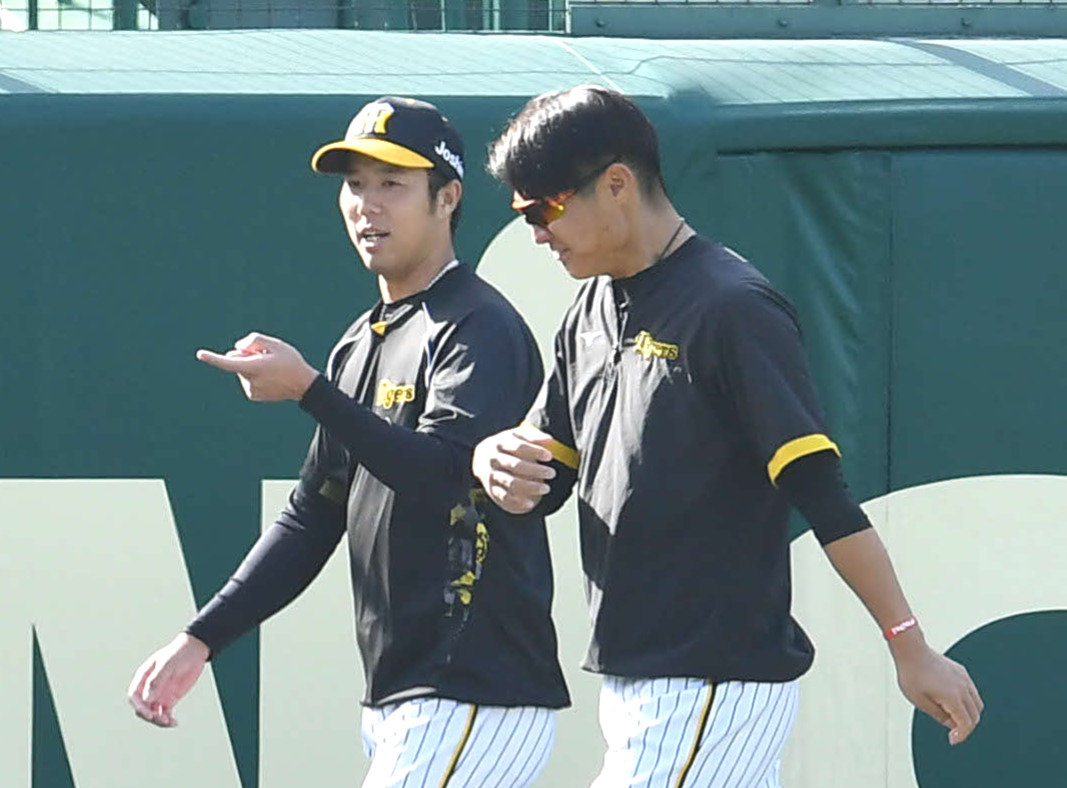 阪神西純矢（右）と話す青柳（撮影・岩下翔太）