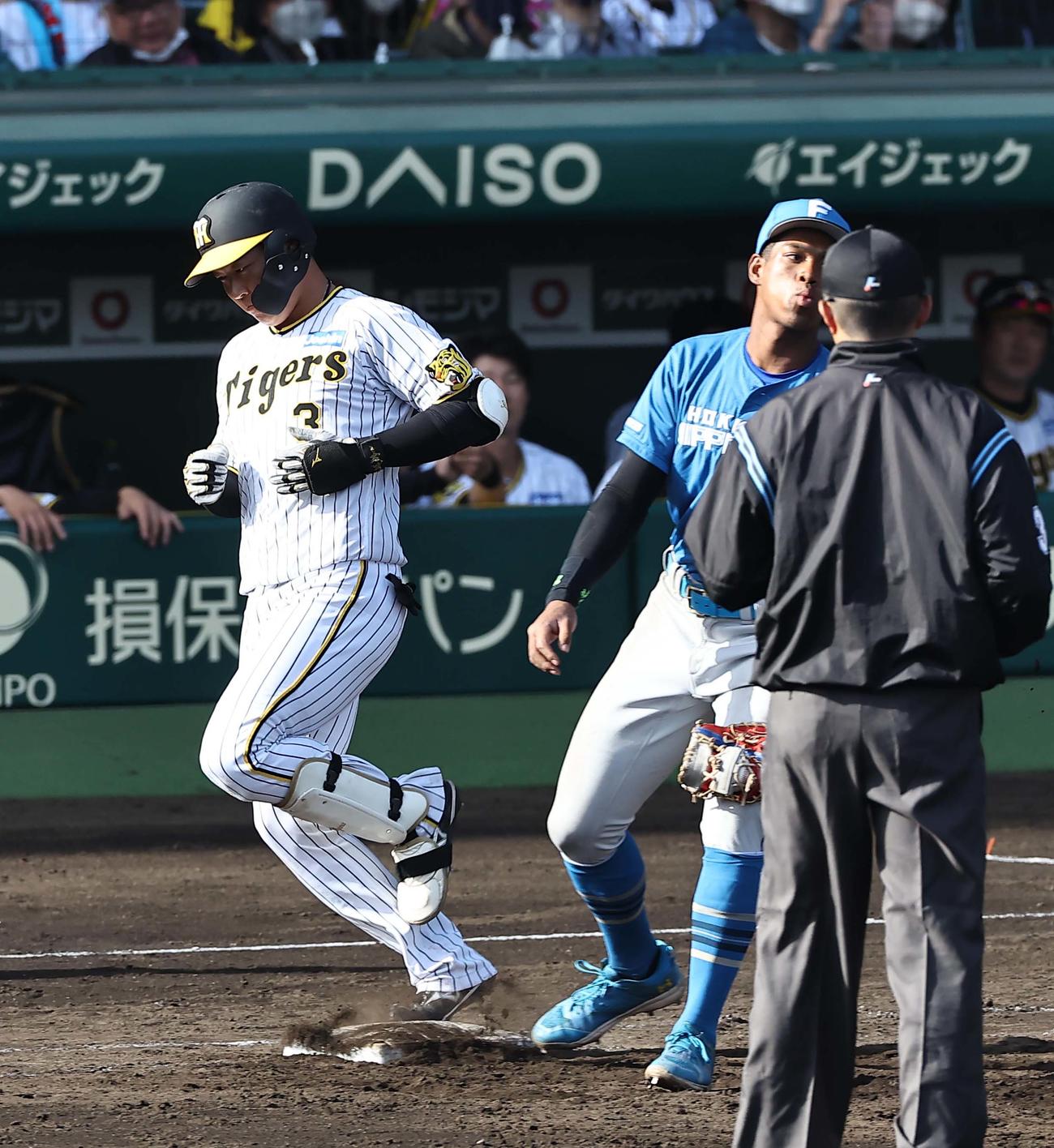 阪神対日本ハム　6回裏阪神1死一、三塁、遊撃併殺打に倒れる大山（撮影・上田博志）