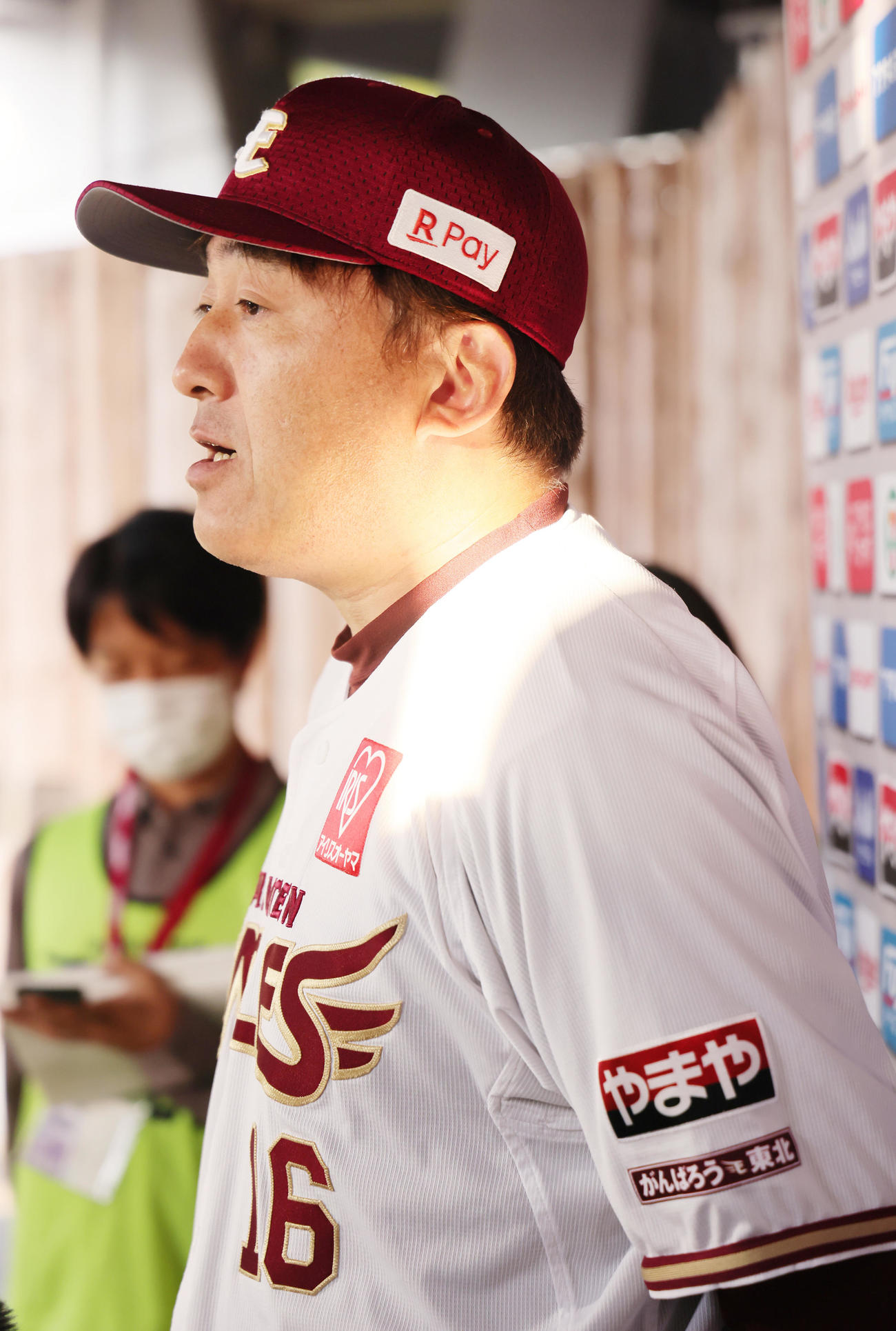 試合後、東日本大震災について話す楽天石井監督の左腕には「がんばろう東北」の文字（撮影・足立雅史）