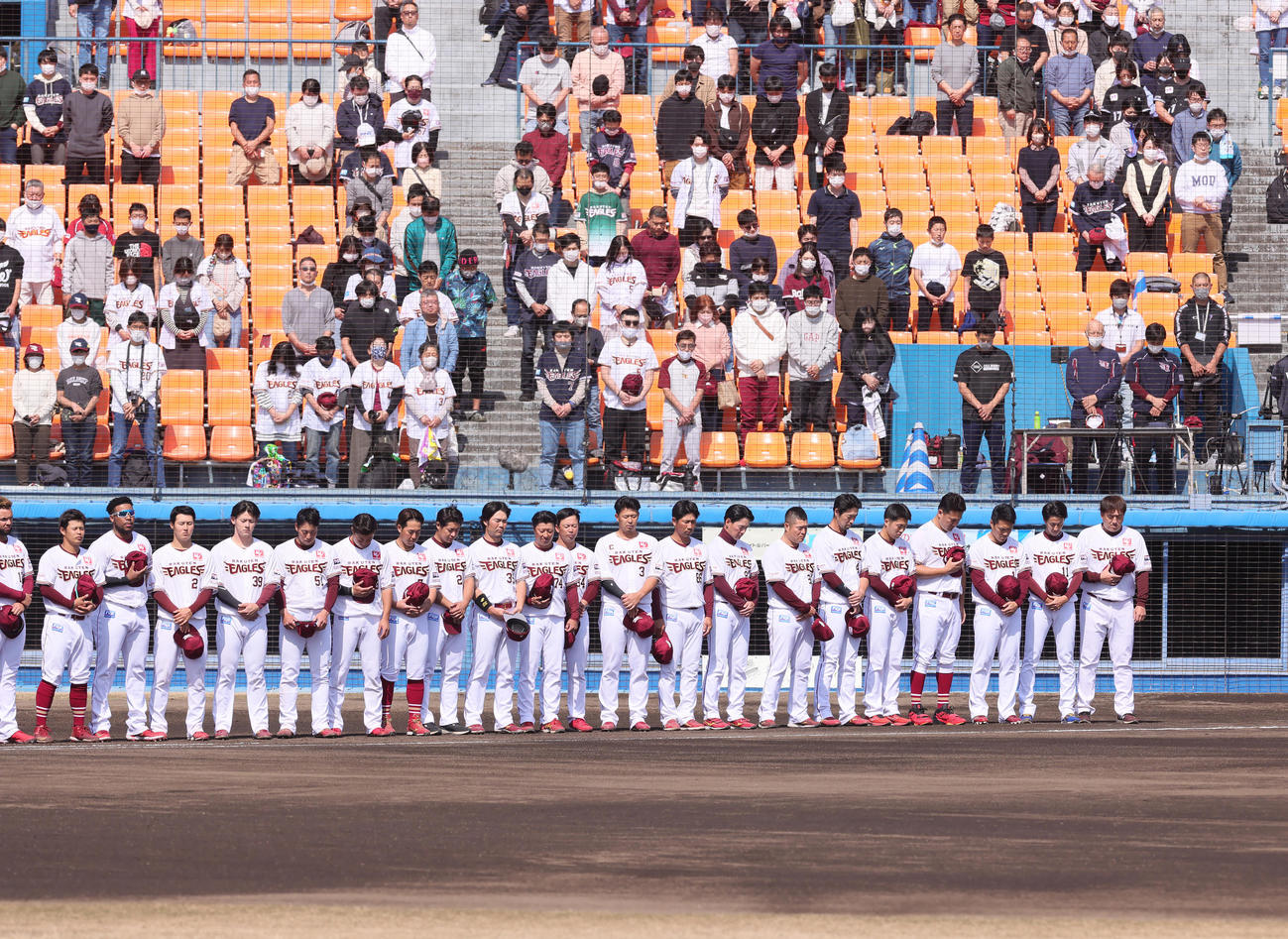 東日本大震災の犠牲者に黙とうをささげる楽天の、右から石井監督、岸、則本、田中将ら（撮影・足立雅史）