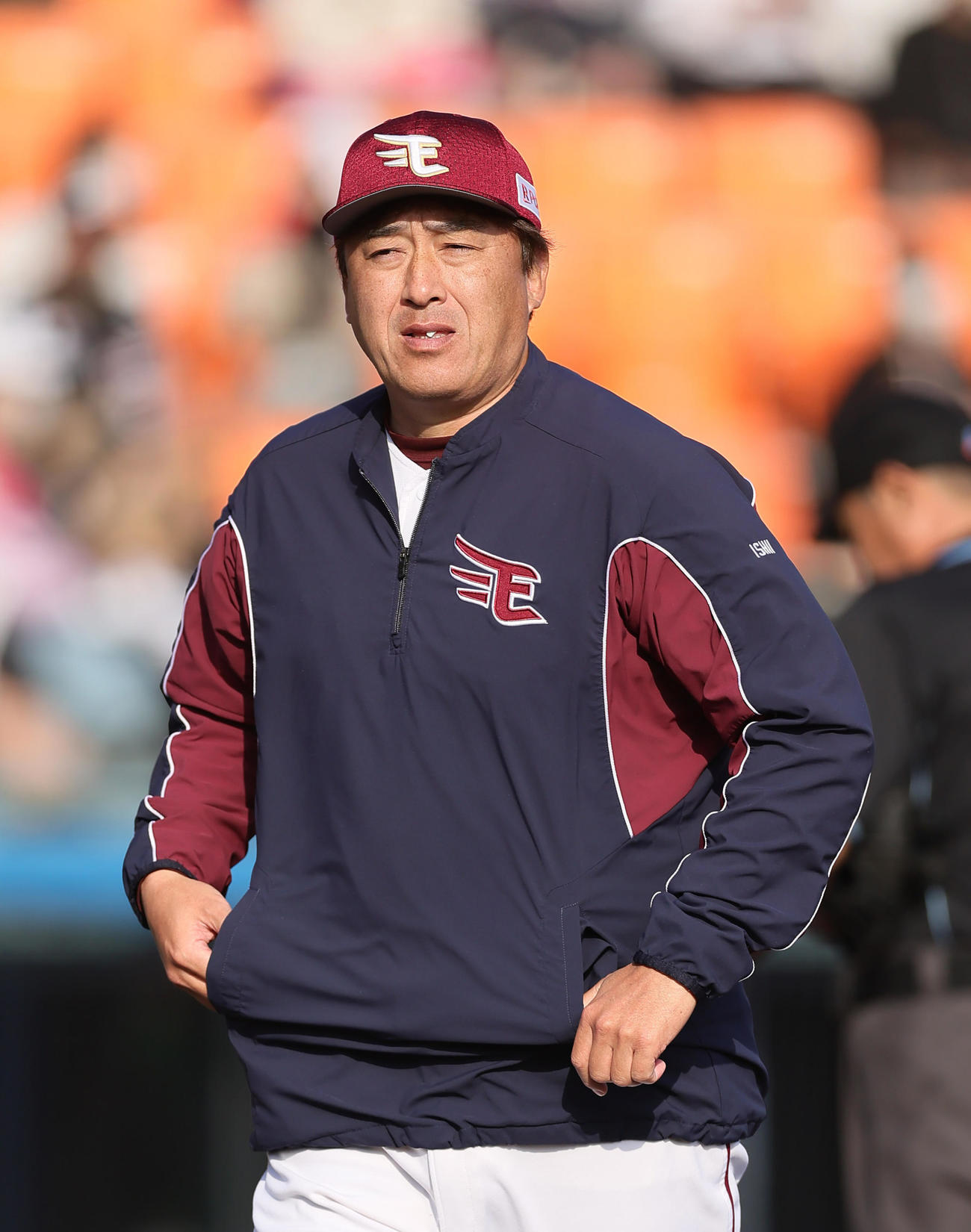 楽天対ロッテ　選手交代を告げる楽天石井監督（撮影・足立雅史）
