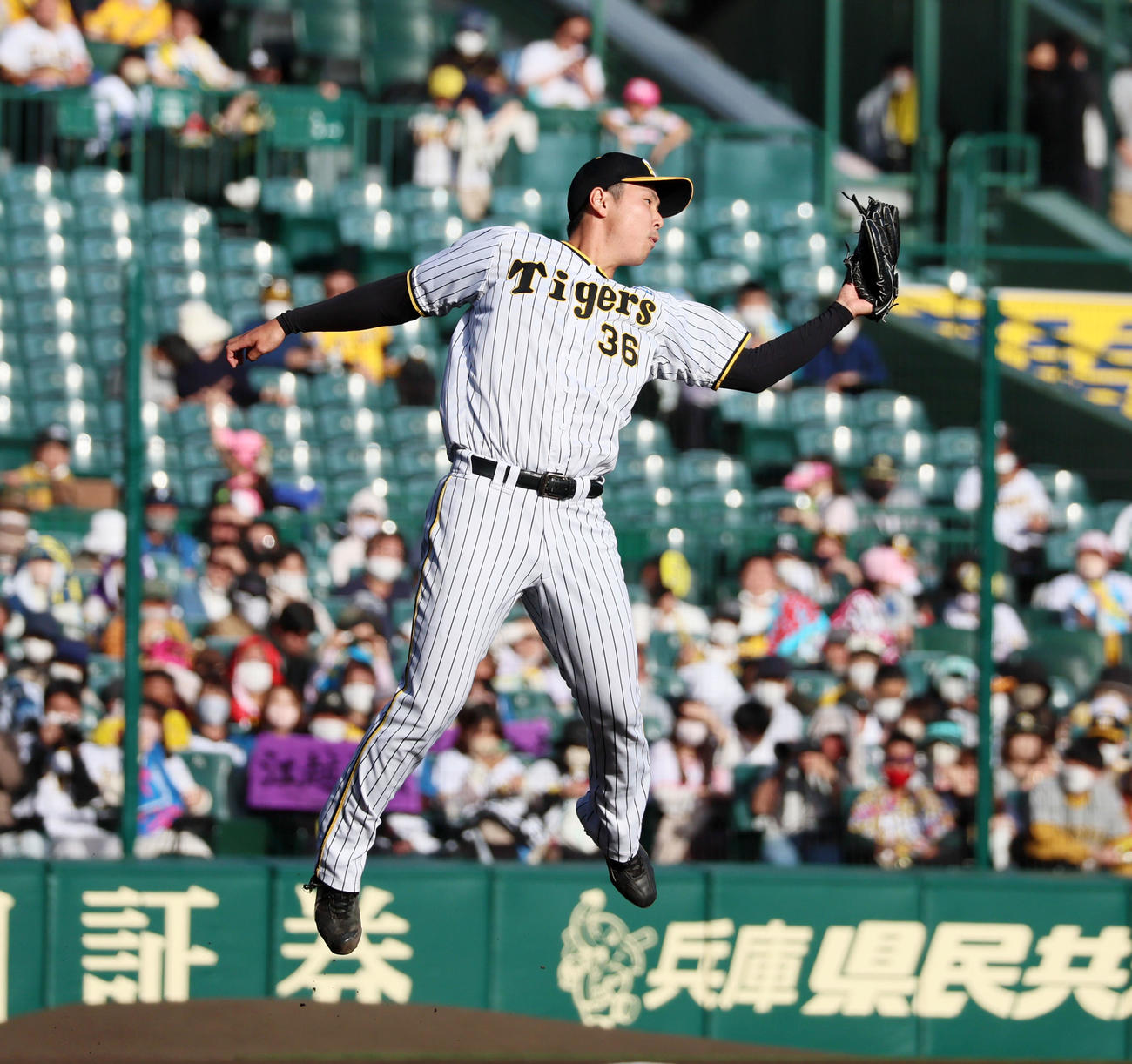 阪神対日本ハム　9回表日本ハム1死、浜地は江越の打球に反応しマウンドでジャンプする（撮影・加藤哉）