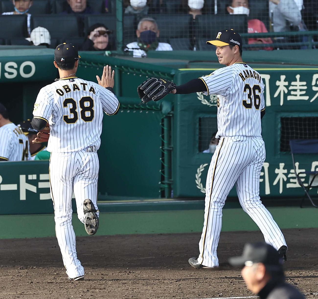 阪神対日本ハム　9回表日本ハム無死、浜地（右）は9回を無失点に抑え小幡とグラブタッチをする（撮影・上田博志）
