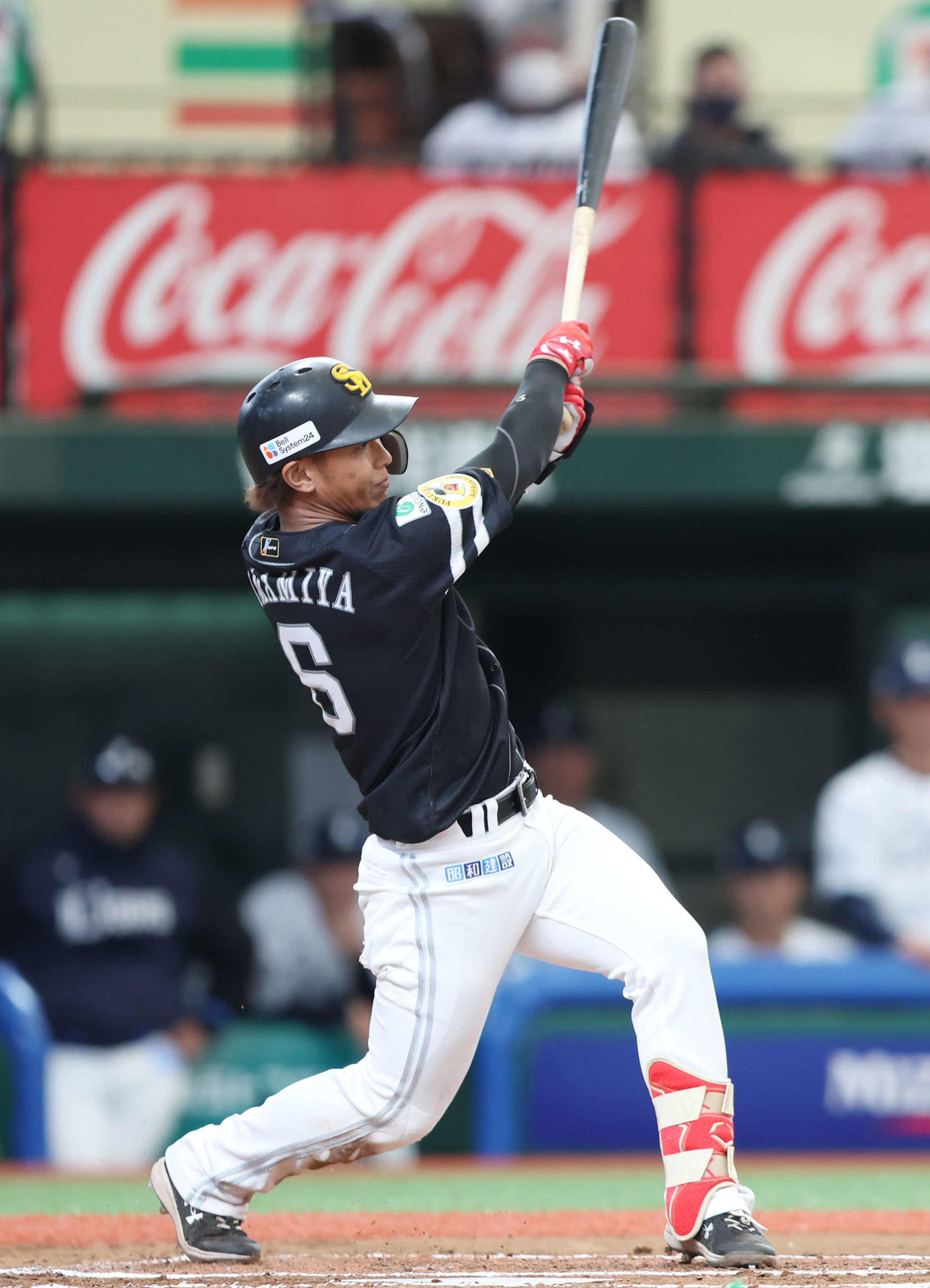 西武対ソフトバンク　6回表ソフトバンク1死二、三塁、中前適時打を放つ今宮（撮影・宮地輝）