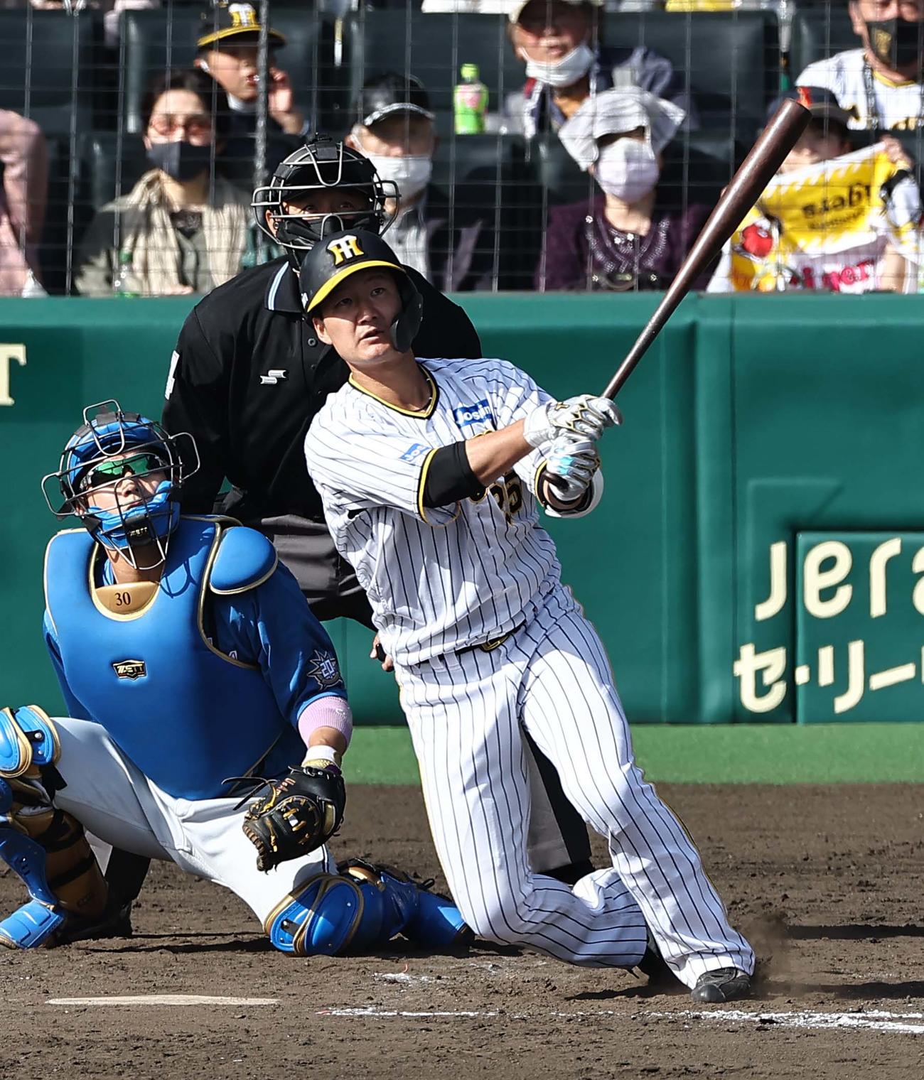 阪神対日本ハム　5回裏阪神1死一塁、渡辺諒は左越え二塁打を放つ（撮影・上田博志）