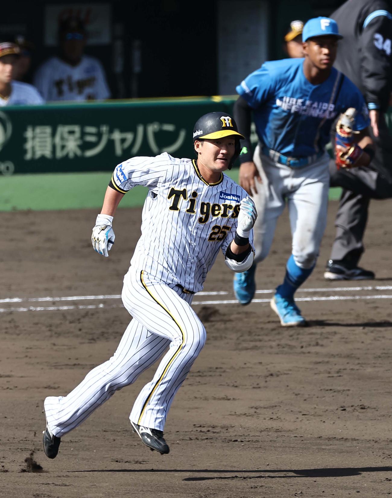 阪神対日本ハム　4回裏阪神無死、渡辺諒は左中間へ二塁打を放つ（撮影・上田博志）