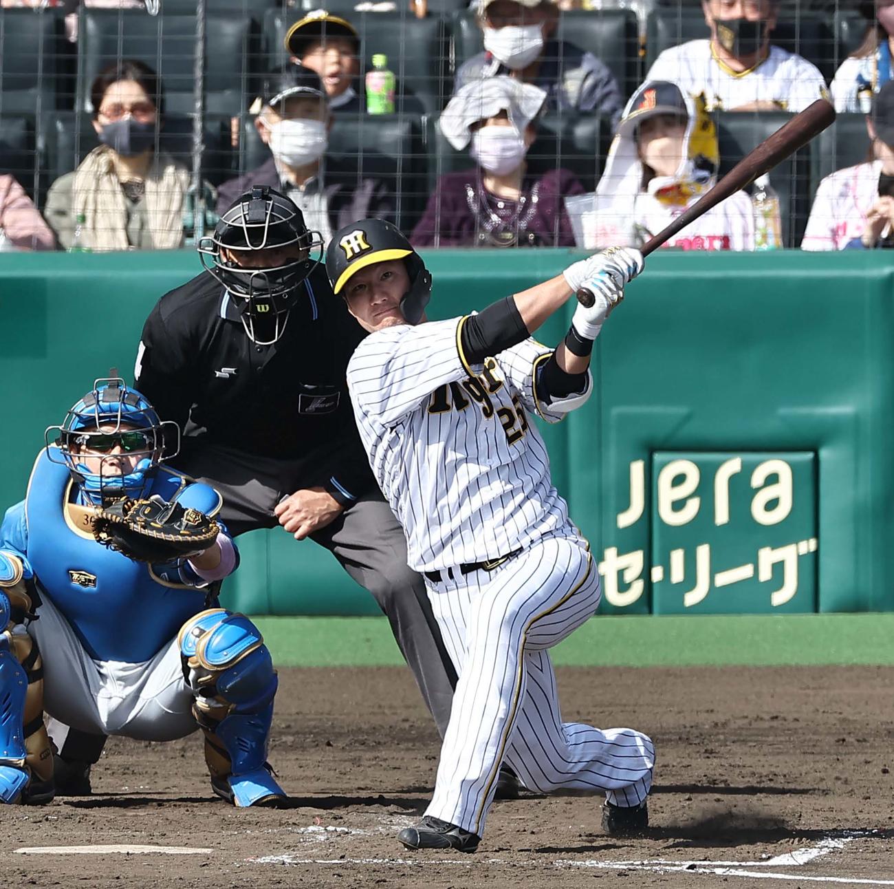 阪神対日本ハム　4回裏阪神無死、左中間に二塁打を放つ渡辺諒（撮影・上田博志）