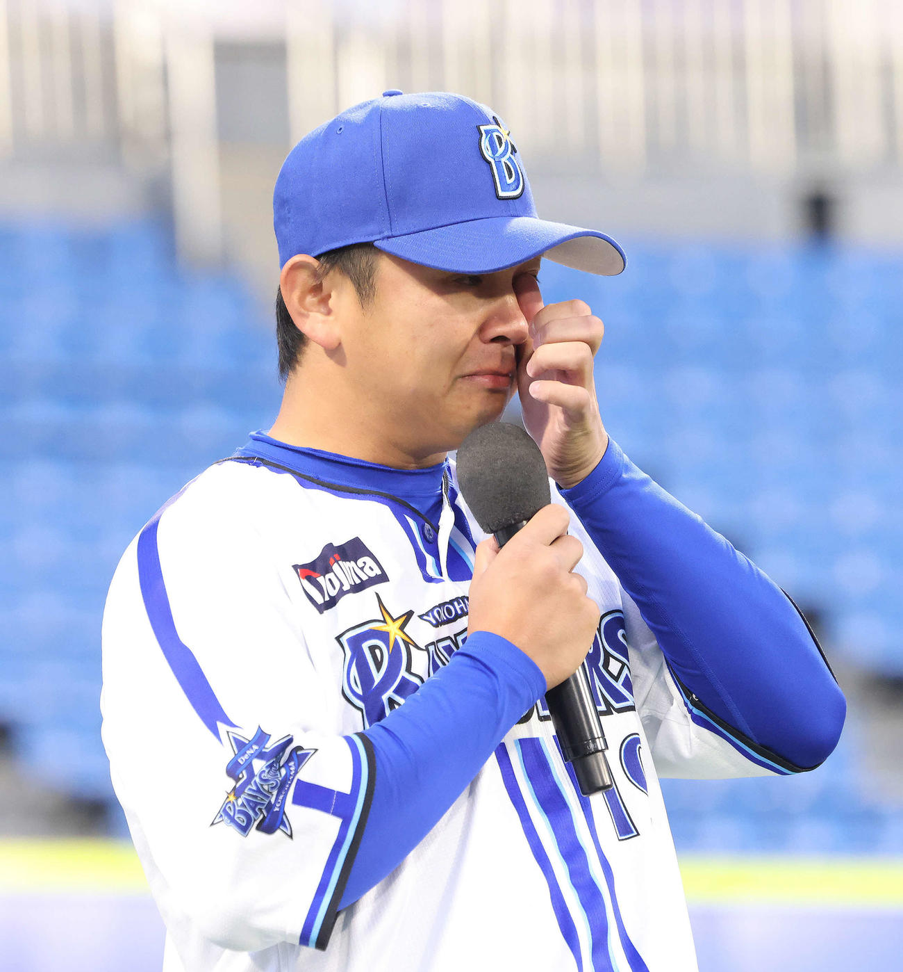 試合後の決起集会で目に涙を浮かべるDeNA山崎（右）（撮影・河田真司）