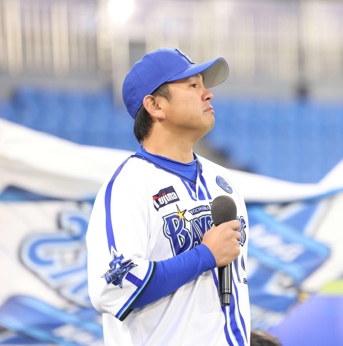 試合後、決起集会で目に涙を浮かべるDeNA山崎（右）（撮影・河田真司）
