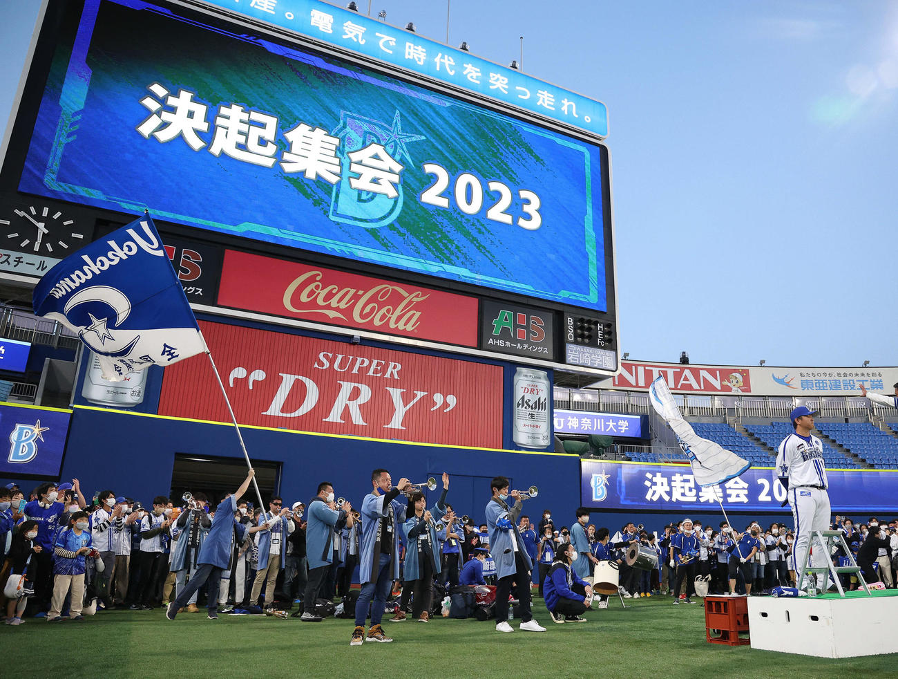 試合後、決起集会に臨むDeNA山崎（右）（撮影・河田真司）
