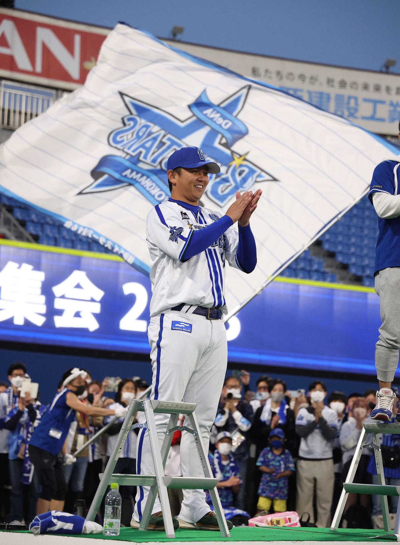 試合後、決起集会で手締めするDeNA山崎（撮影・河田真司）