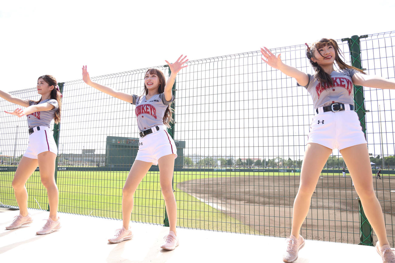 2月11日、ロッテ対台湾楽天　お立ち台でパフォーマンスする楽天ガールズの、左からインルー、ションニー、リン・シャン（撮影・河田真司）