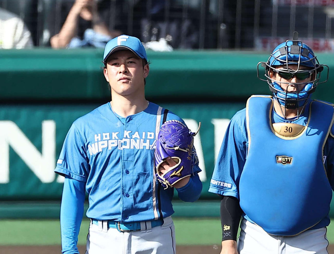 日本ハム2番手の吉田（左）は5回途中で降板となる（撮影・上田博志）