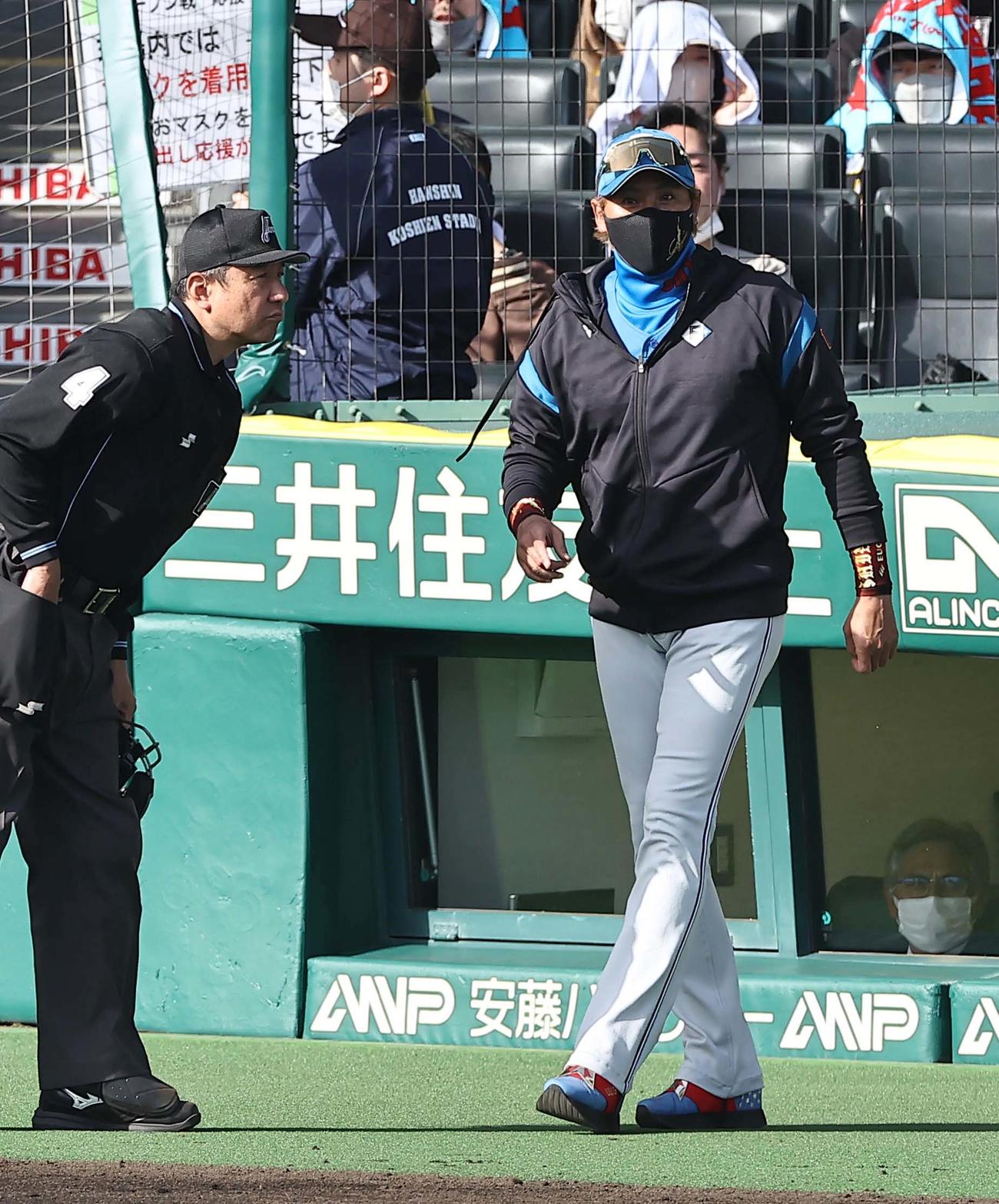選手交代を告げる新庄監督（撮影・上田博志）
