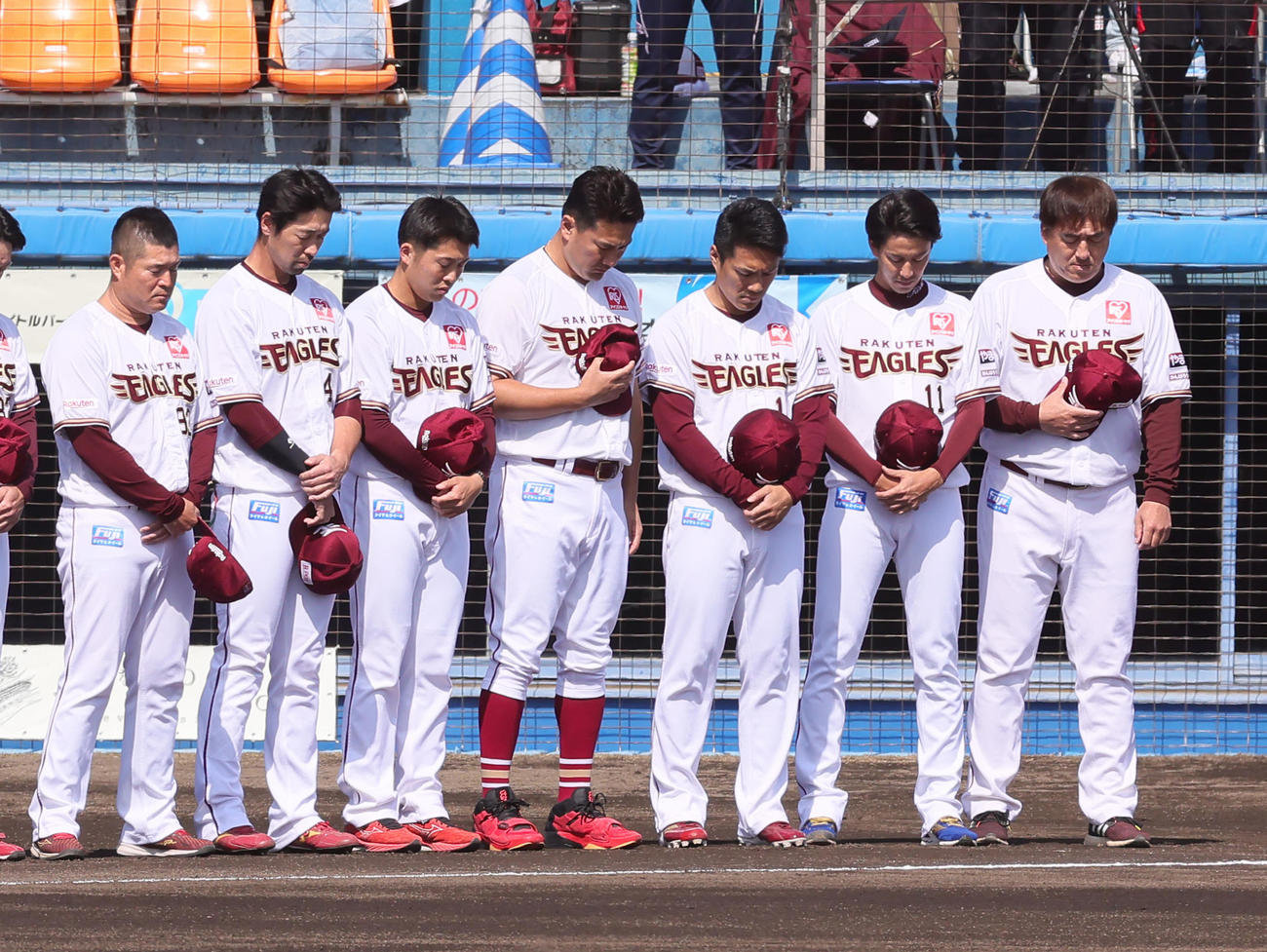 東日本大震災から12年を迎え黙うする楽天石井監督（右端）、田中将（中央）ら（撮影・足立雅史）
