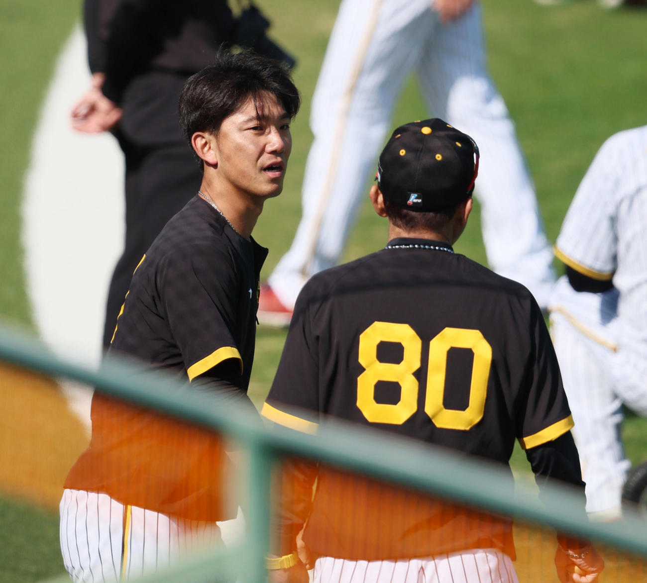 阪神対巨人　練習時、岡田監督（右）と話す伊藤将（撮影・加藤哉）