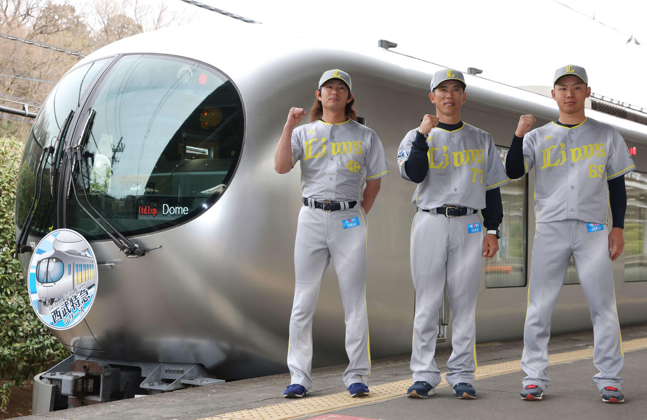西武鉄道の特急車両をモチーフとした限定ユニホームを着用し、ガッツポーズする今井（左）松井監督（中央）水上（撮影・宮地輝）