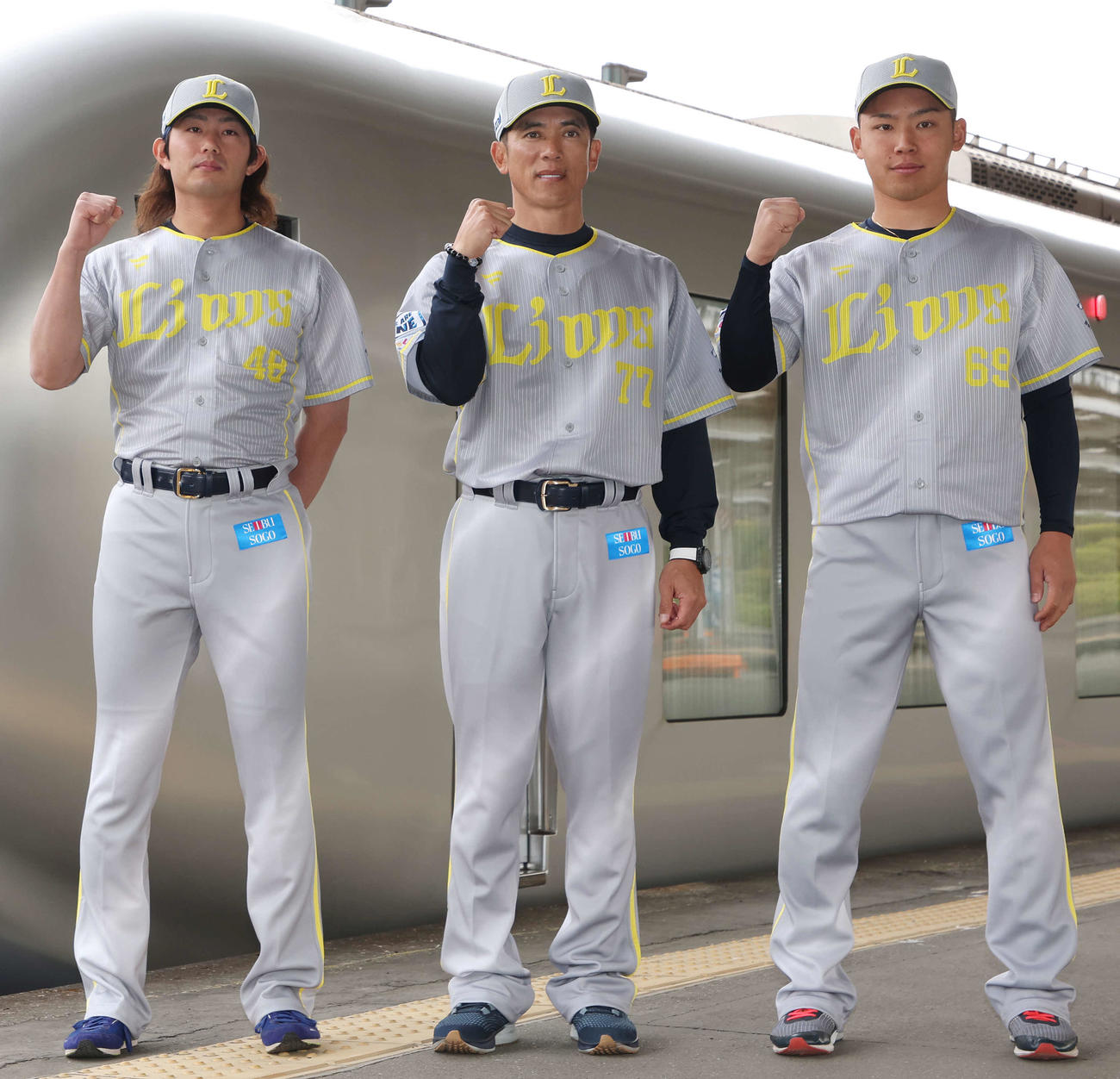 西武鉄道の特急車両をモチーフとした限定ユニホームを着用し、ガッツポーズする今井（左）松井監督（中央）水上（撮影・宮地輝）
