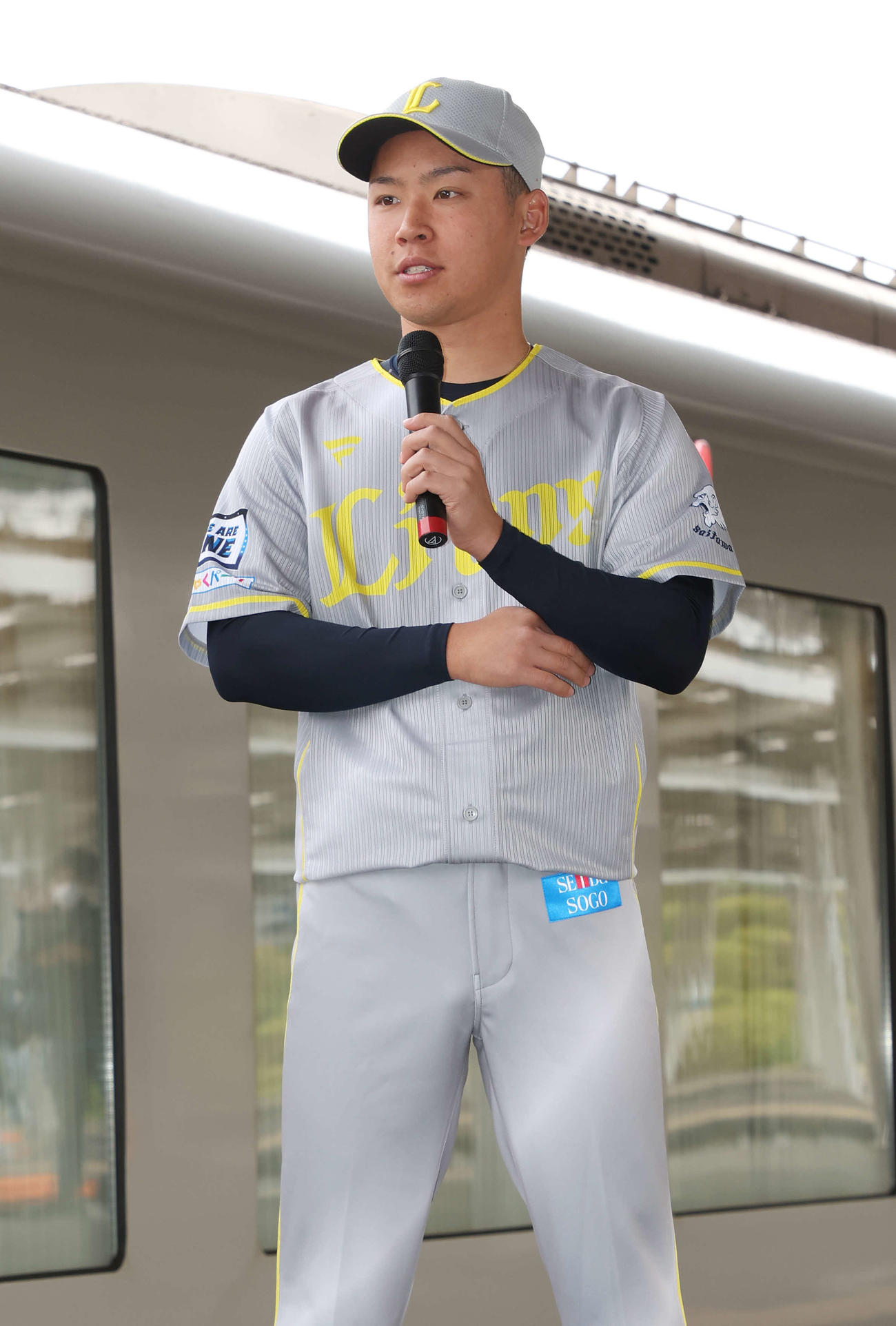 西武鉄道の特急車両をモチーフとした限定ユニホームを着用した感想を話す水上（撮影・宮地輝）