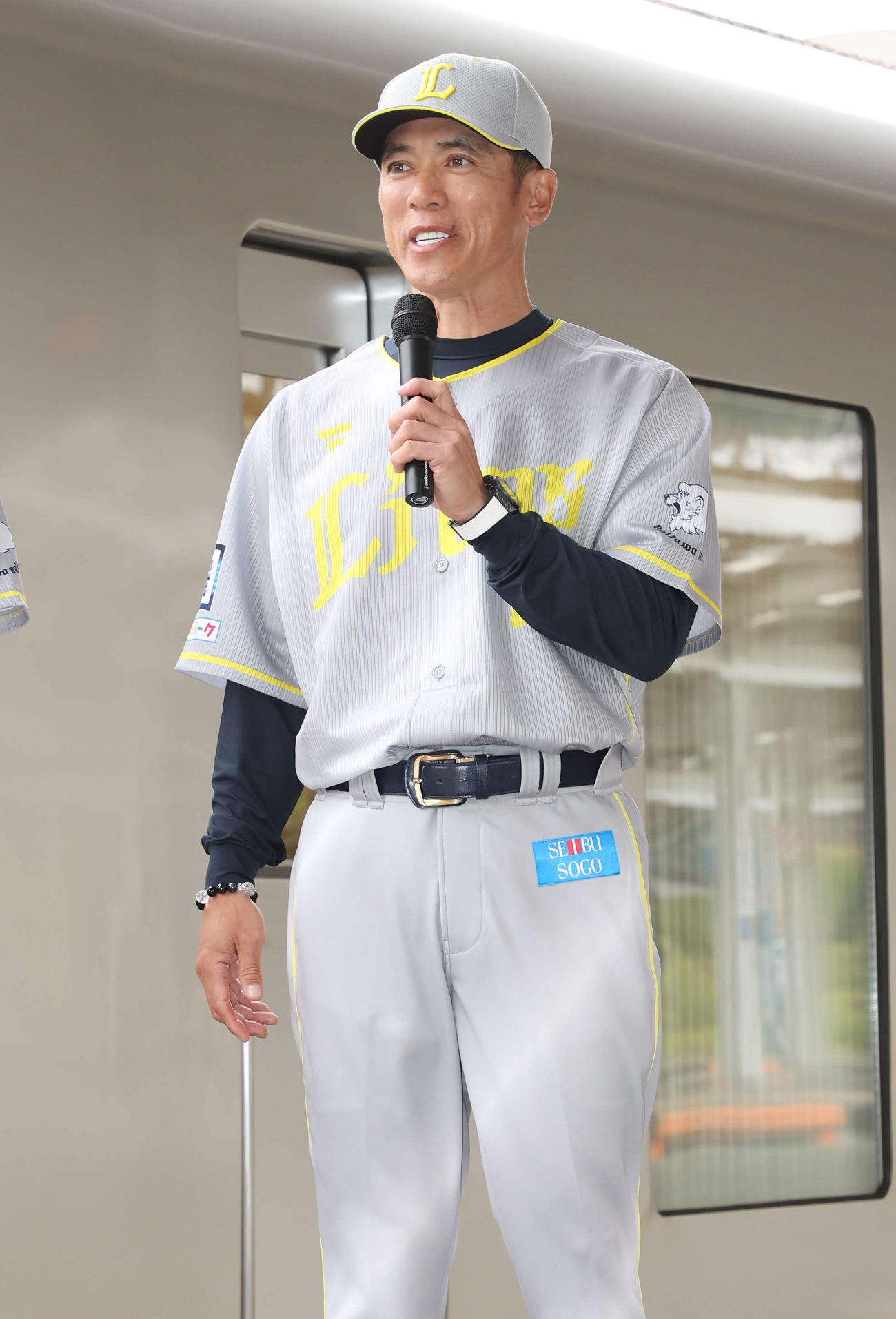 西武鉄道の特急車両をモチーフとした限定ユニホームを着用した感想を話す松井監督（撮影・宮地輝）